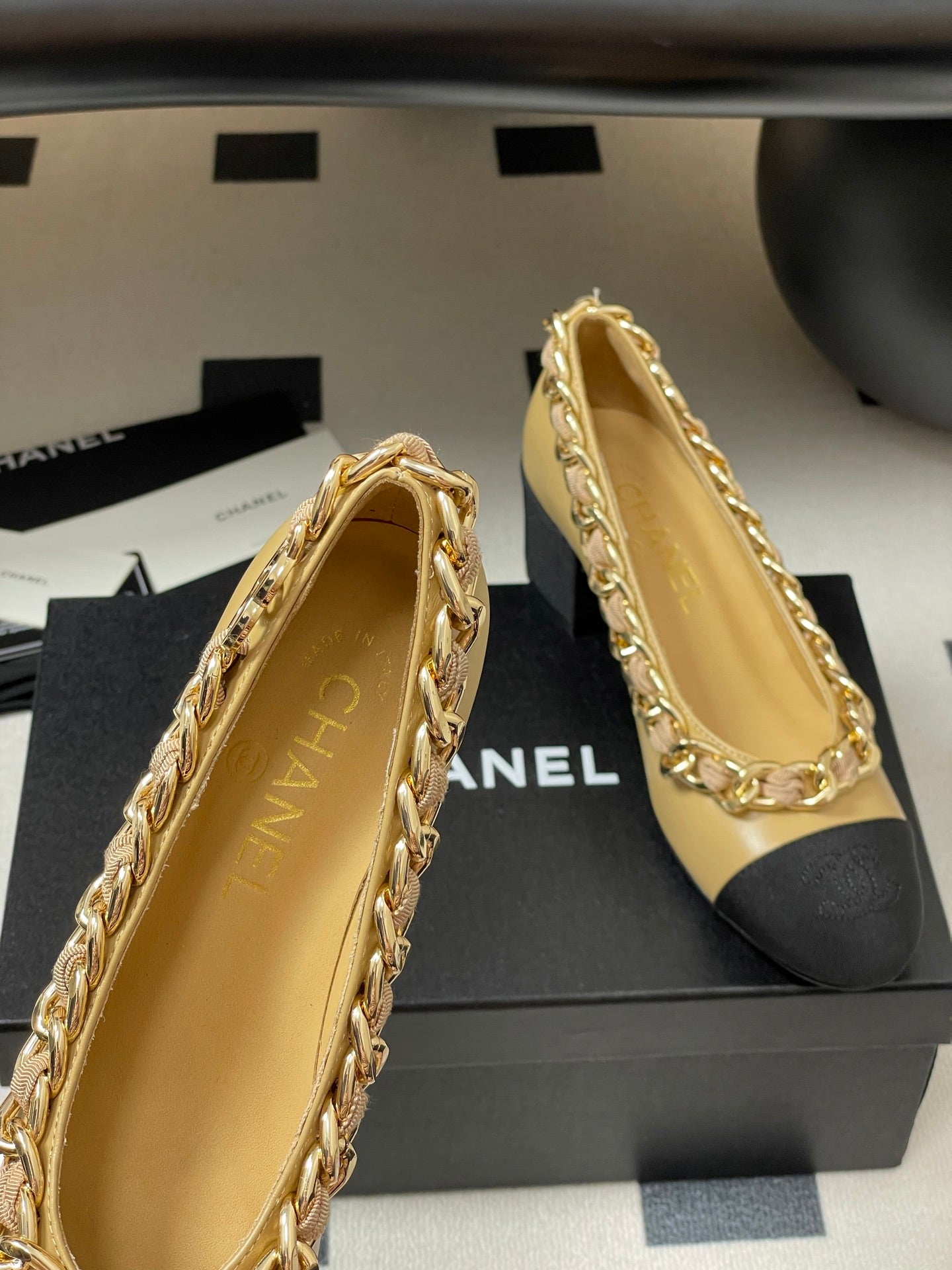 Chanel 25A 55mm Pump Big Chain Double C Beige Black Sheepskin 393813
