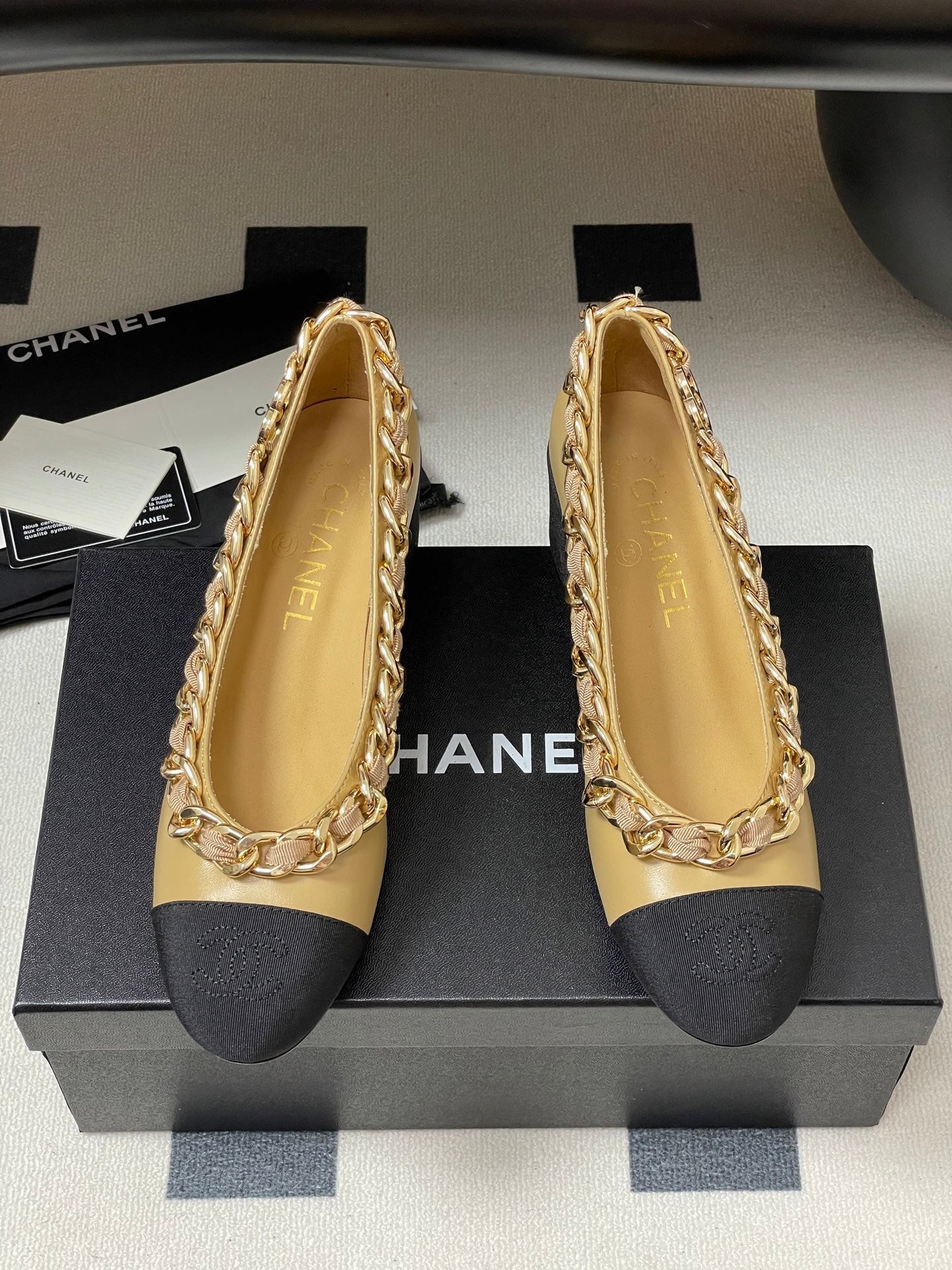 Chanel 25A 55mm Pump Big Chain Double C Beige Black Sheepskin 393813