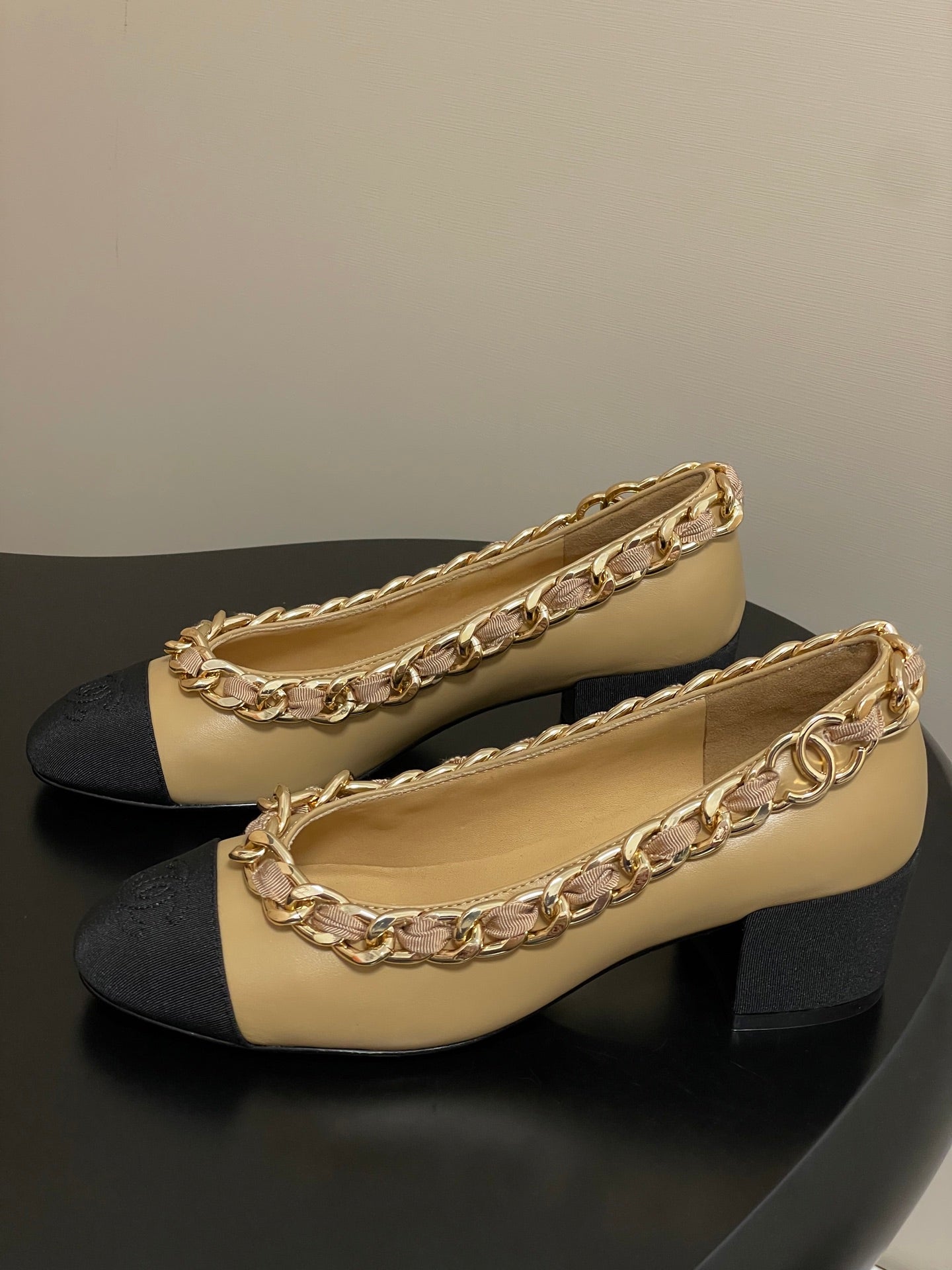 Chanel 25A 55mm Pump Big Chain Double C Beige Black Sheepskin 393813