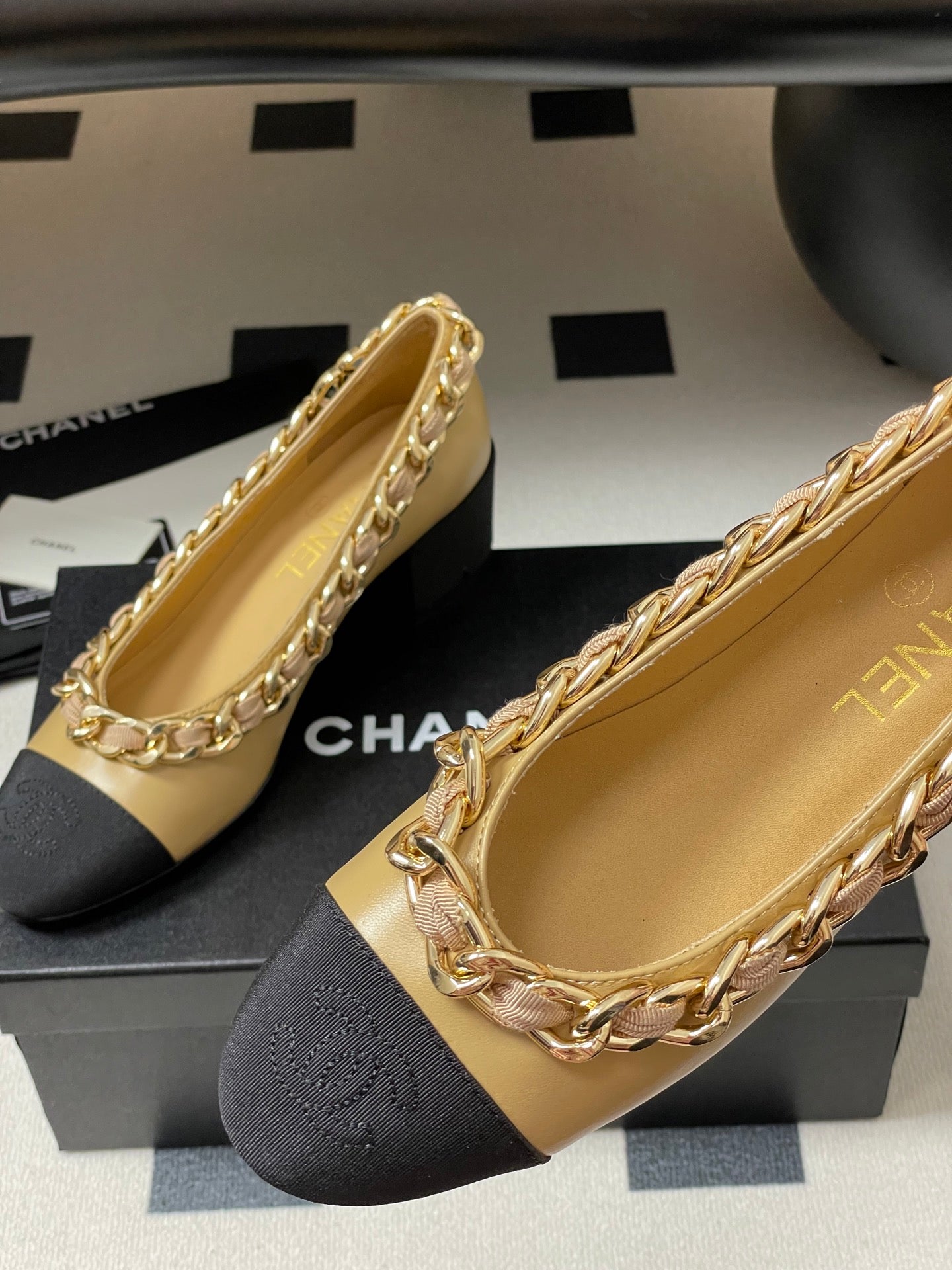 Chanel 25A 55mm Pump Big Chain Double C Beige Black Sheepskin 393813