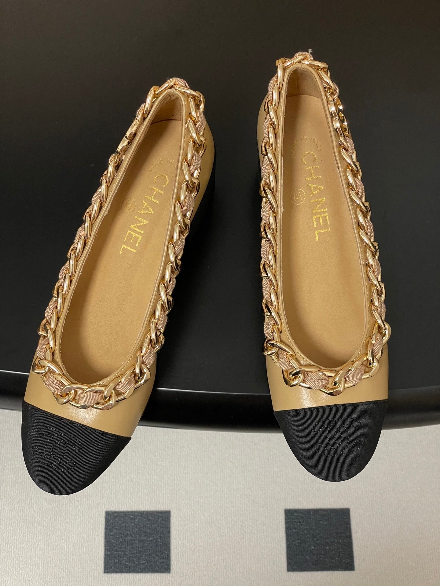 Chanel 25A 55mm Pump Big Chain Double C Beige Black Sheepskin 393813