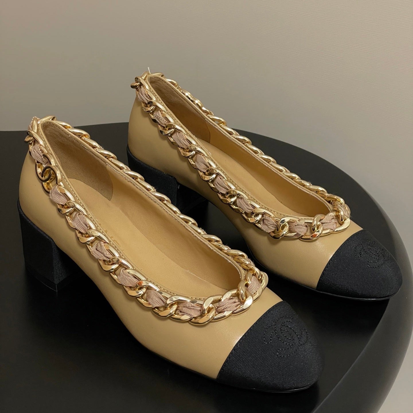 Chanel 25A 55mm Pump Big Chain Double C Beige Black Sheepskin 393813