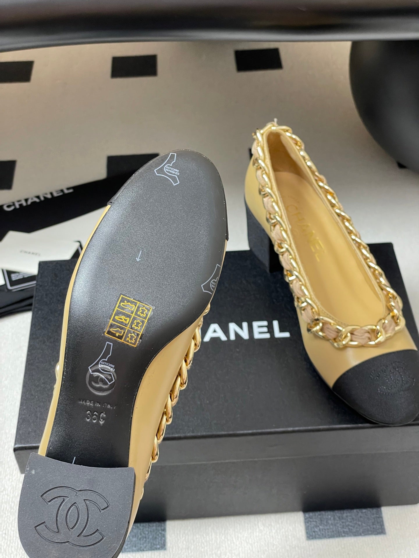 Chanel 25A 55mm Pump Big Chain Double C Beige Black Sheepskin 393813