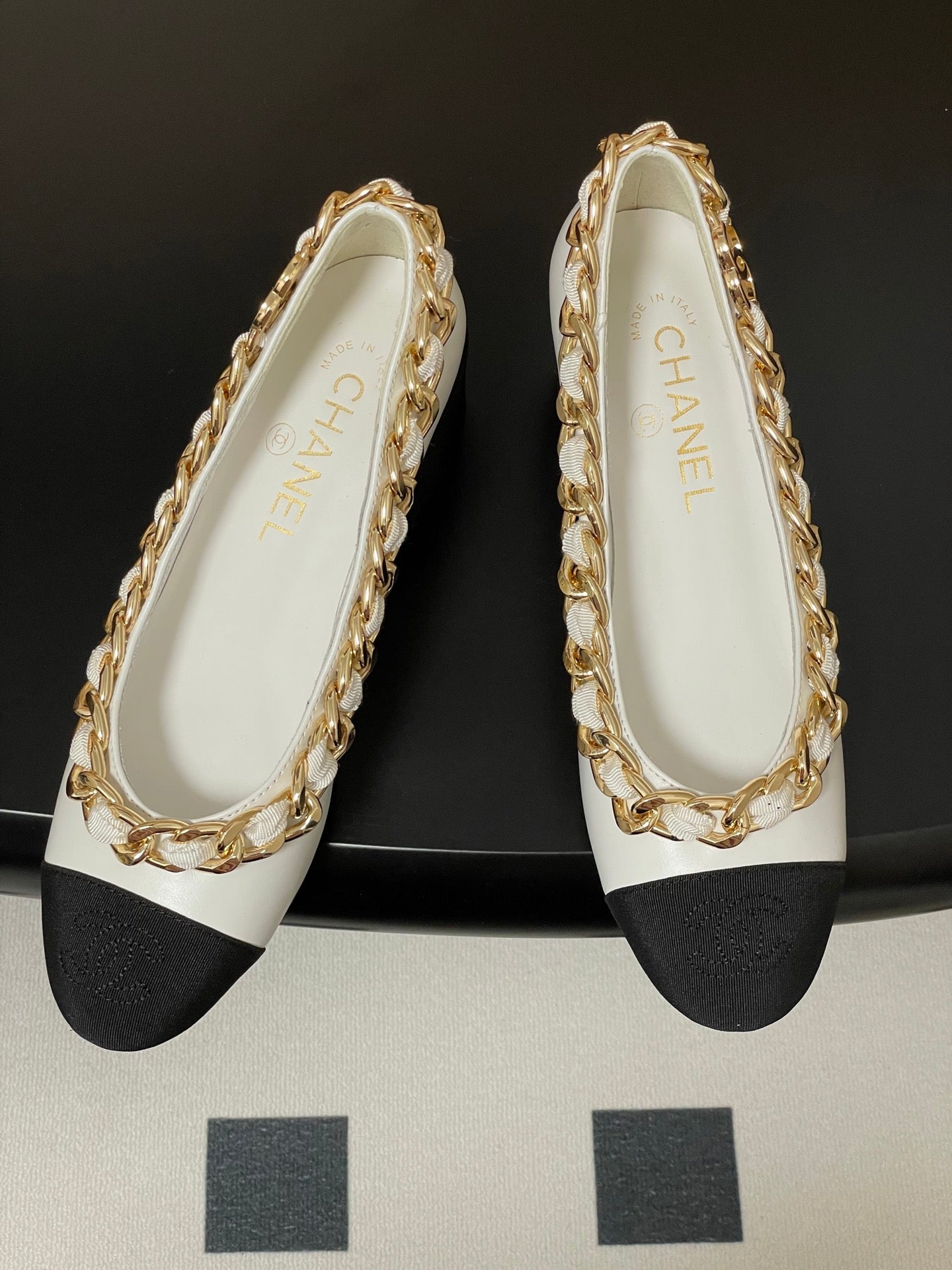 Chanel 25A 55mm Pump Big Chain Double C White Black Sheepskin 393814