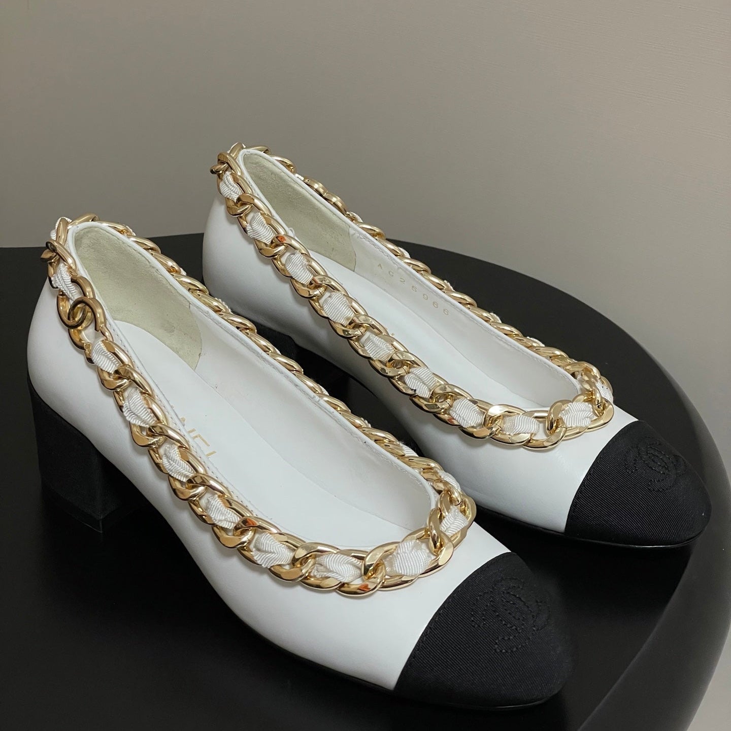 Chanel 25A 55mm Pump Big Chain Double C White Black Sheepskin 393814