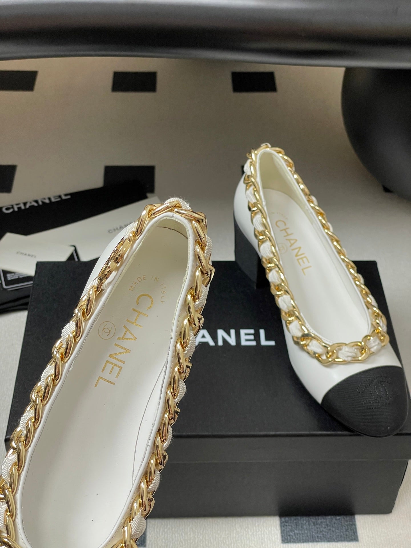 Chanel 25A 55mm Pump Big Chain Double C White Black Sheepskin 393814