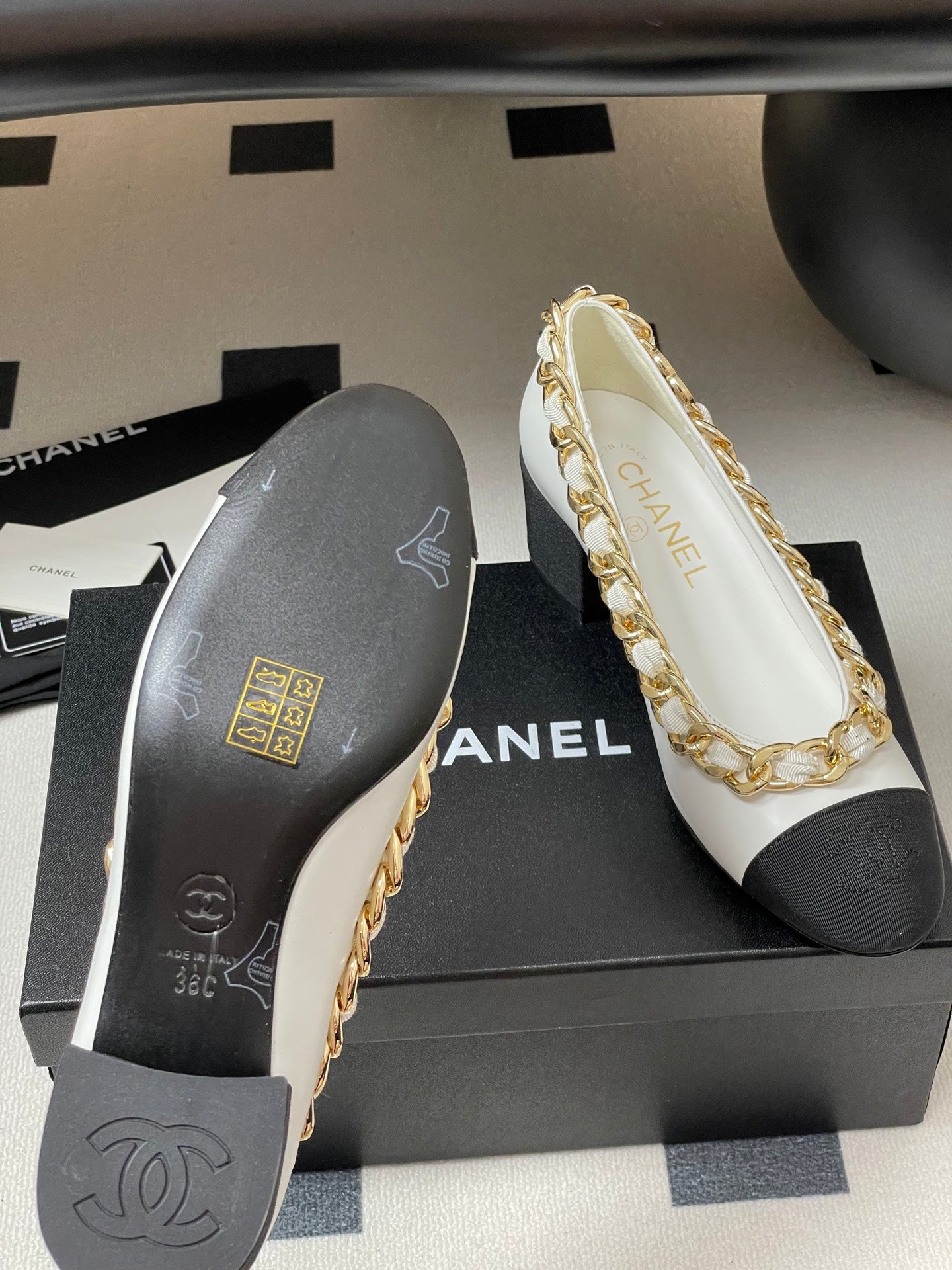 Chanel 25A 55mm Pump Big Chain Double C White Black Sheepskin 393814