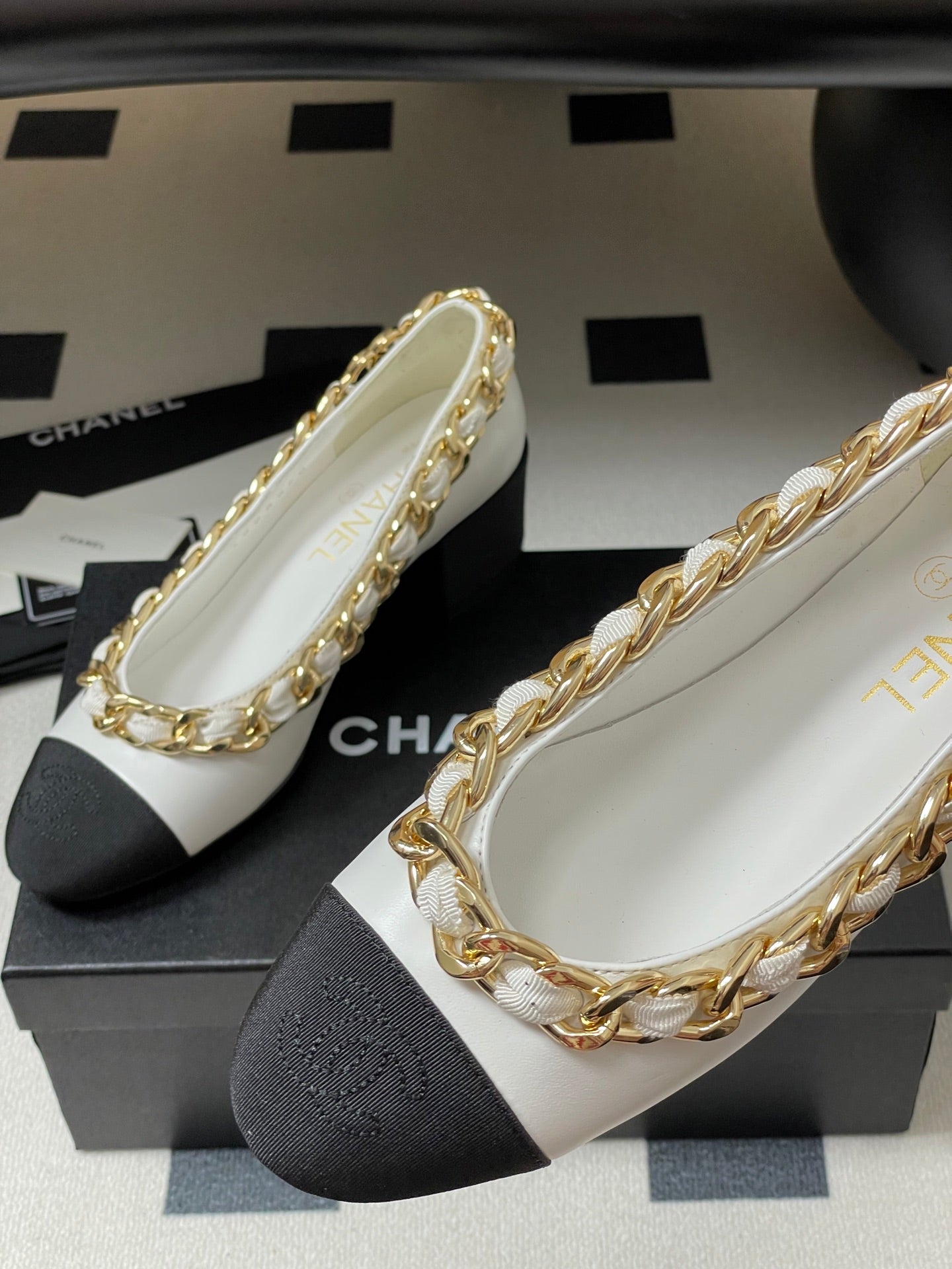 Chanel 25A 55mm Pump Big Chain Double C White Black Sheepskin 393814