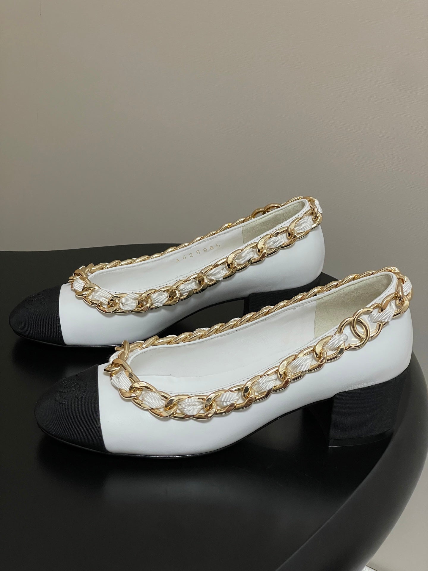 Chanel 25A 55mm Pump Big Chain Double C White Black Sheepskin 393814