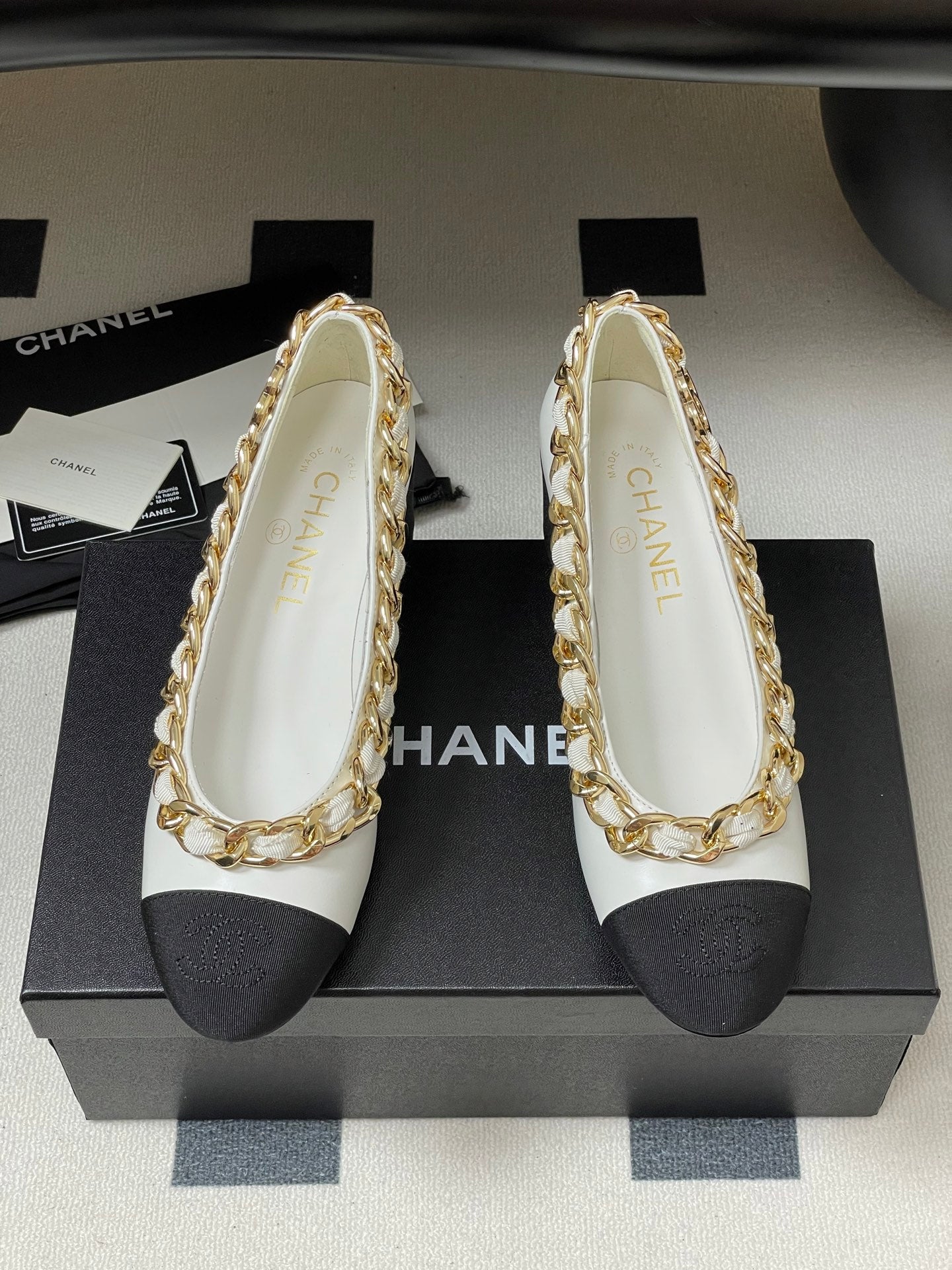 Chanel 25A 55mm Pump Big Chain Double C White Black Sheepskin 393814