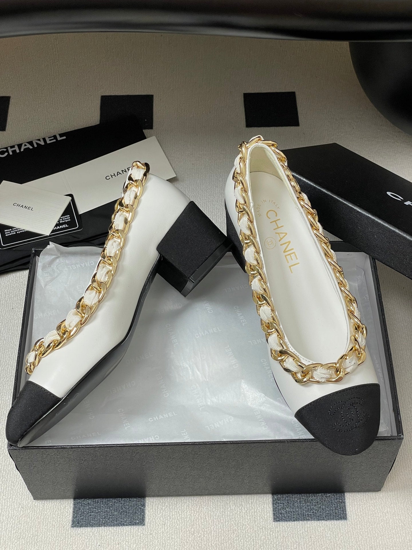 Chanel 25A 55mm Pump Big Chain Double C White Black Sheepskin 393814