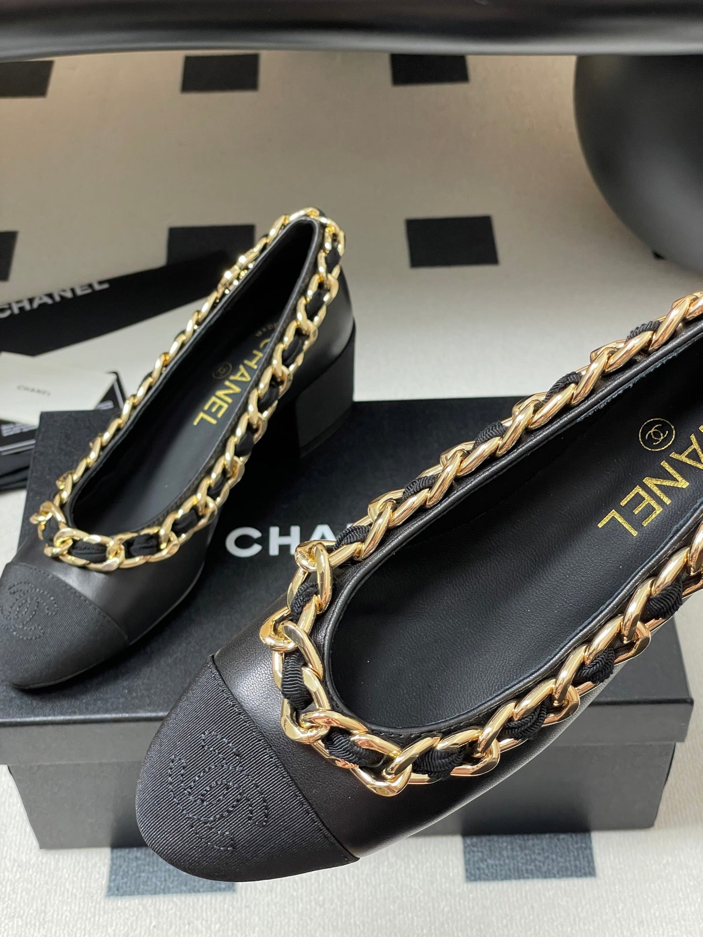 Chanel 25A 55mm Pump Big Chain Double C Black Sheepskin 393815