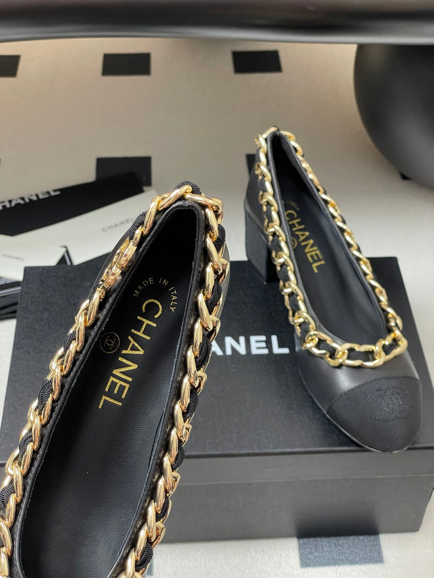 Chanel 25A 55mm Pump Big Chain Double C Black Sheepskin 393815