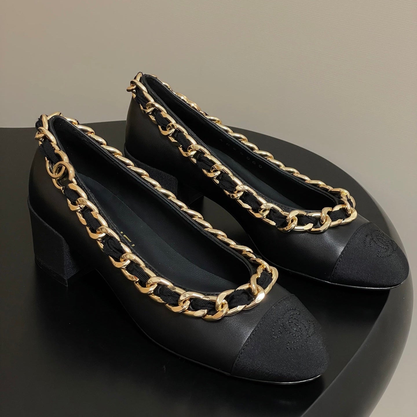 Chanel 25A 55mm Pump Big Chain Double C Black Sheepskin 393815