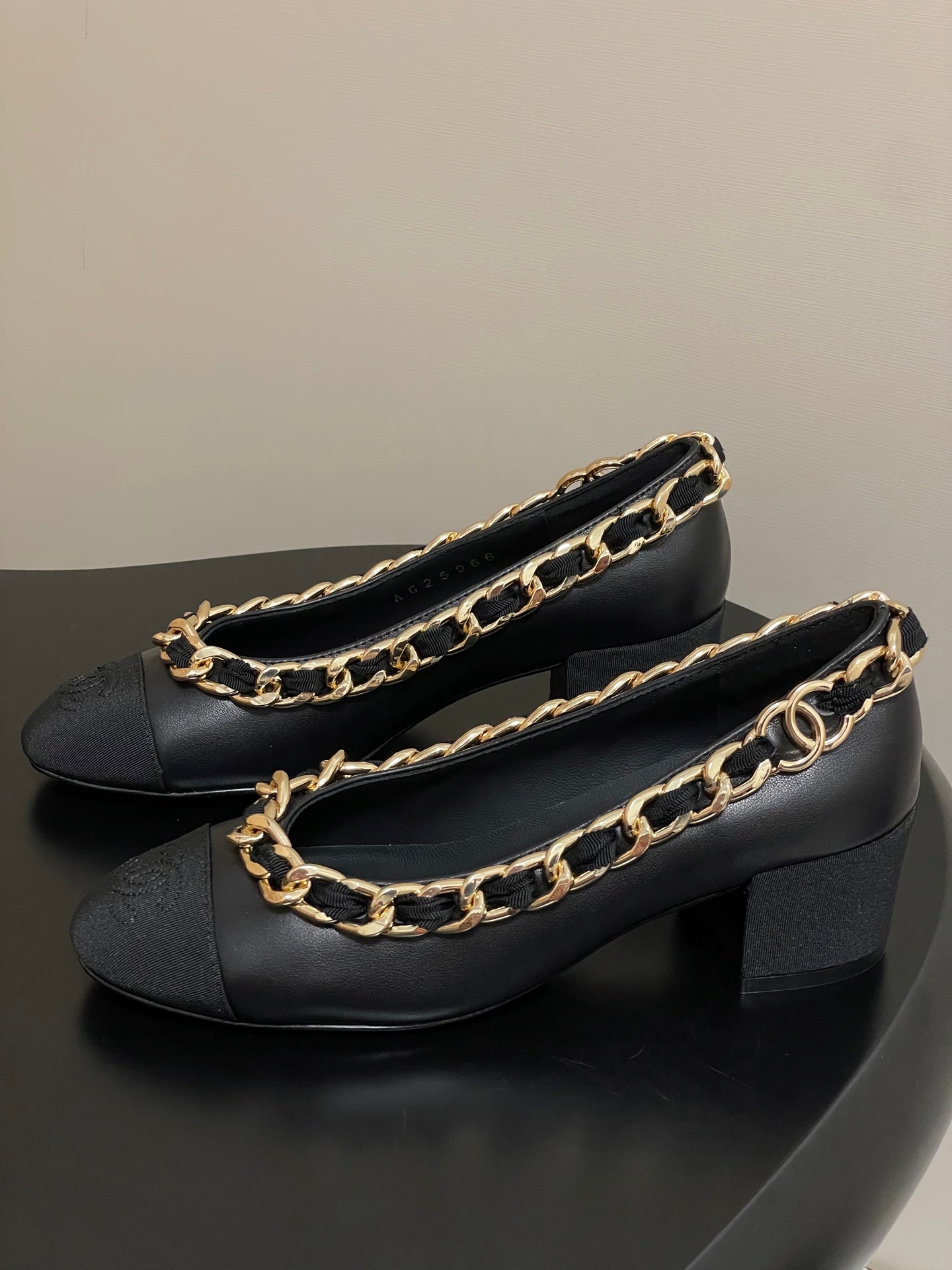 Chanel 25A 55mm Pump Big Chain Double C Black Sheepskin 393815