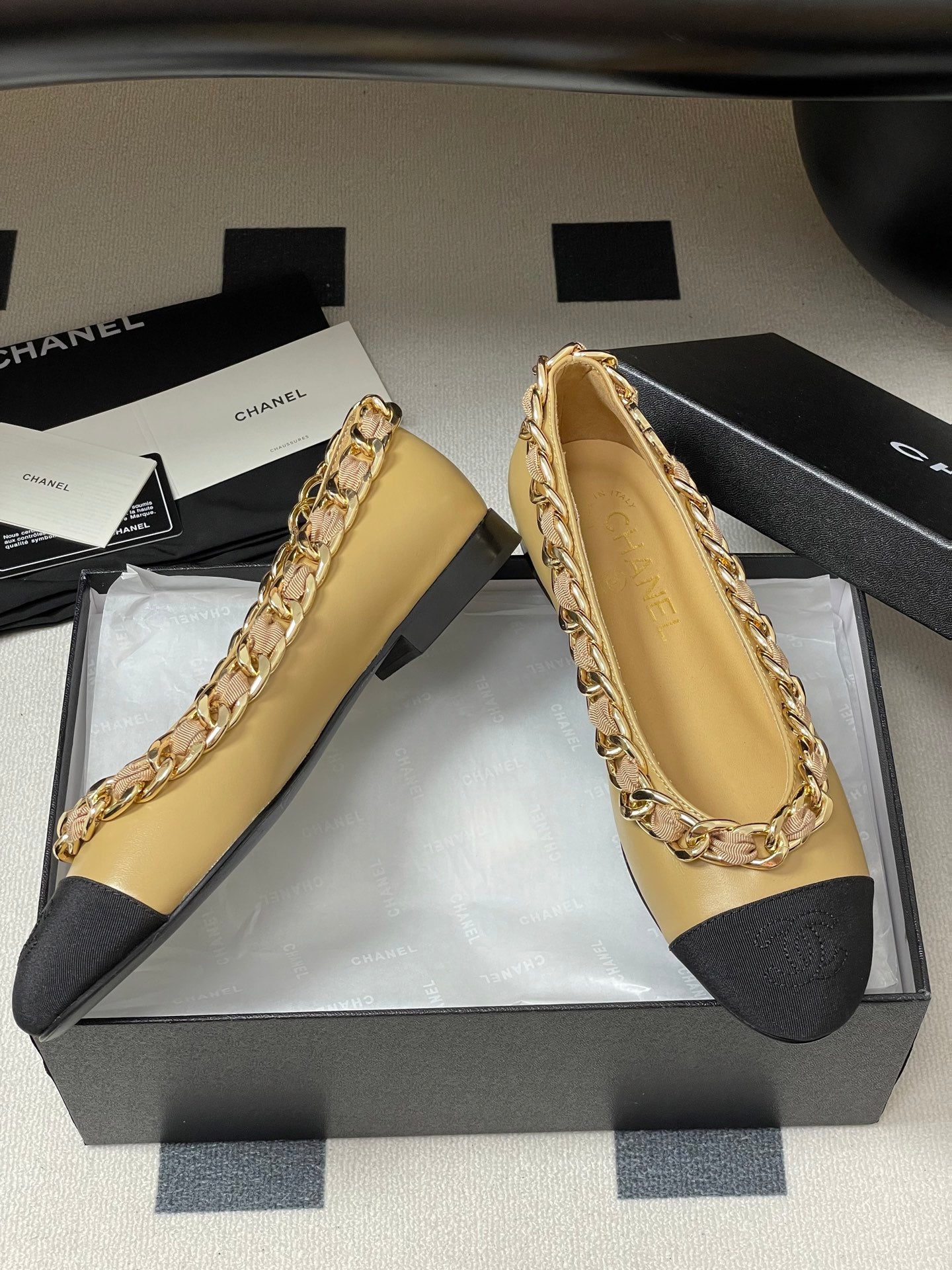 Chanel 25A Ballet Flats Big Chain Double C Beige Black Sheepskin 393818