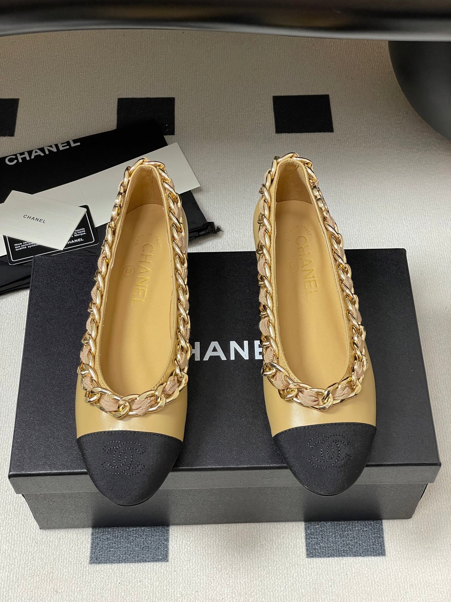 Chanel 25A Ballet Flats Big Chain Double C Beige Black Sheepskin 393818