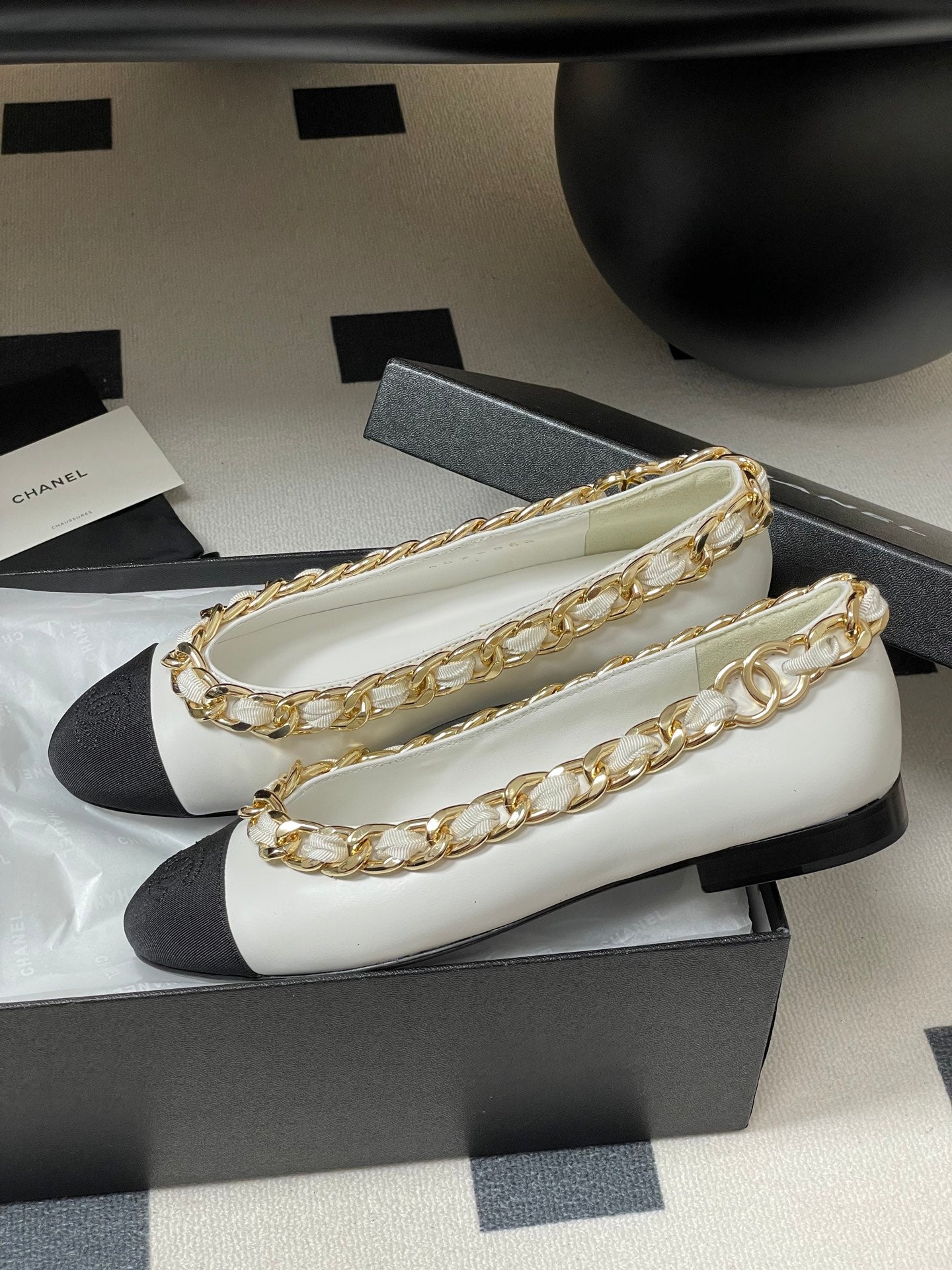 Chanel 25A Ballet Flats Big Chain Double C White Black Sheepskin 393819