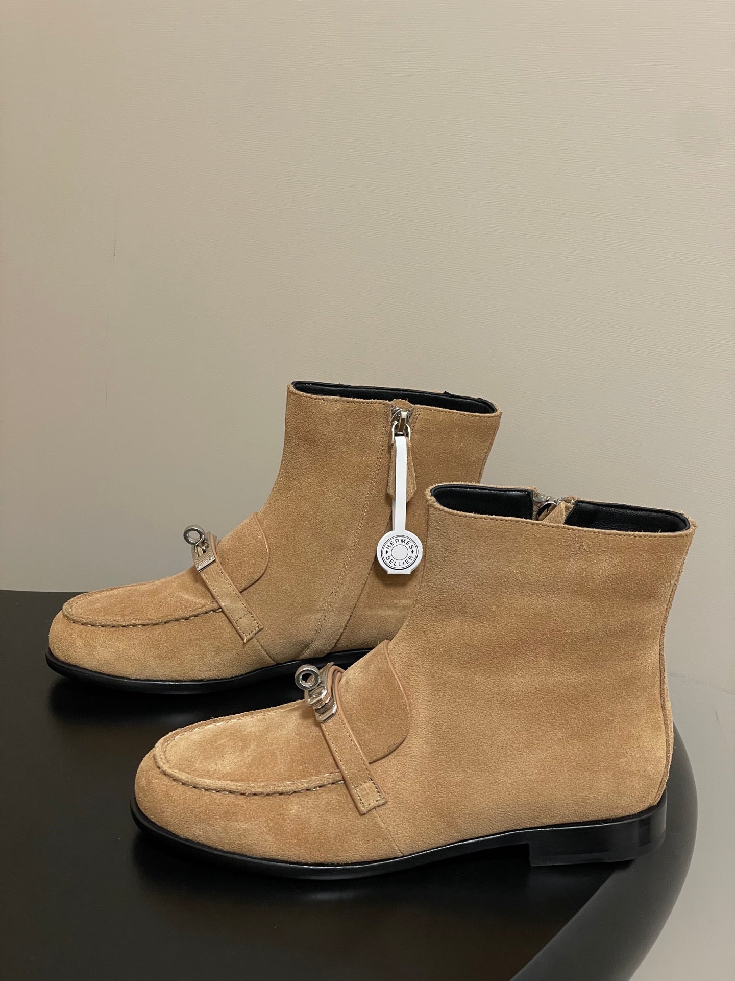 HM  short boots kelly buckle light beige suede