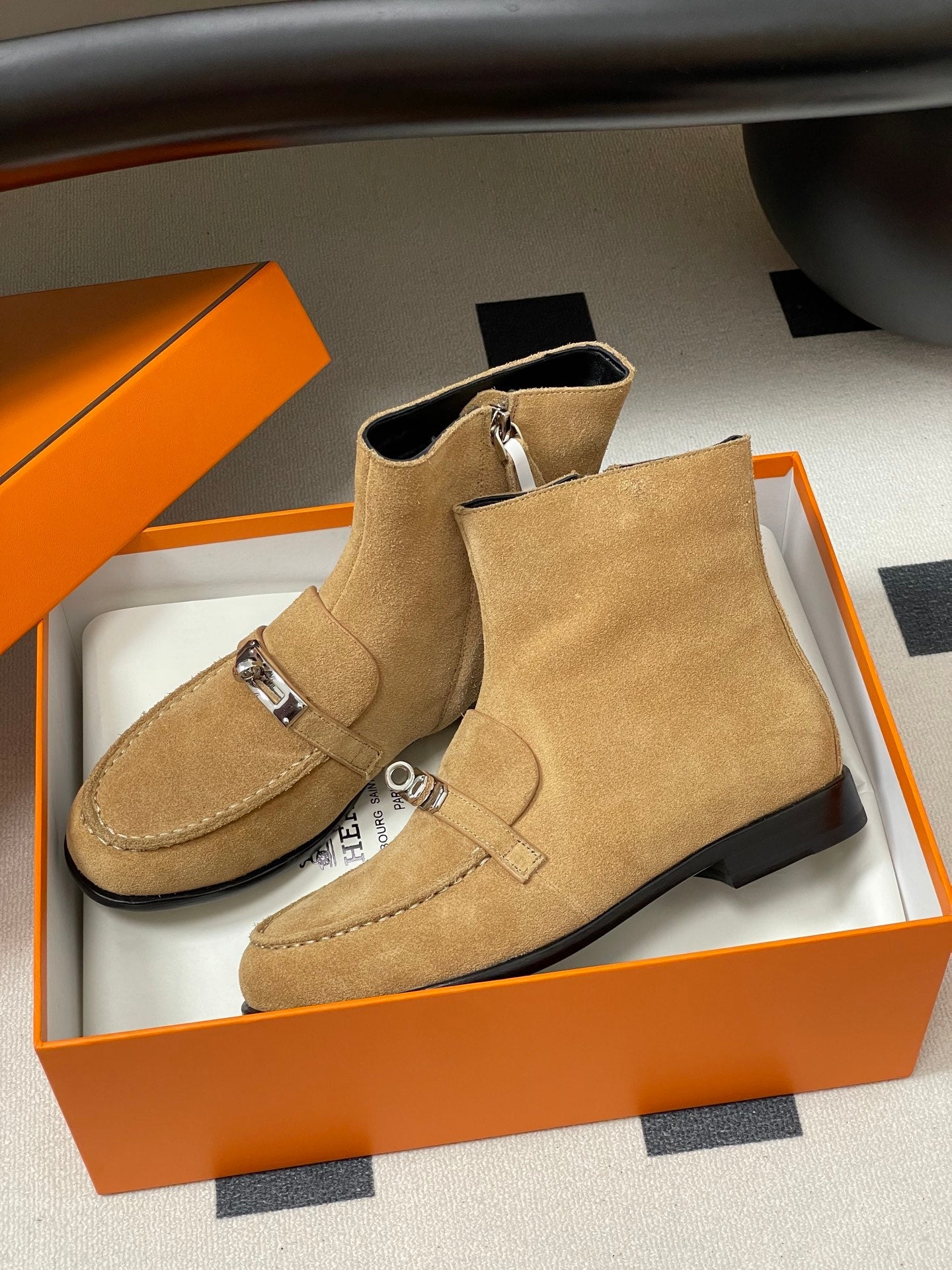 HM  short boots kelly buckle light beige suede