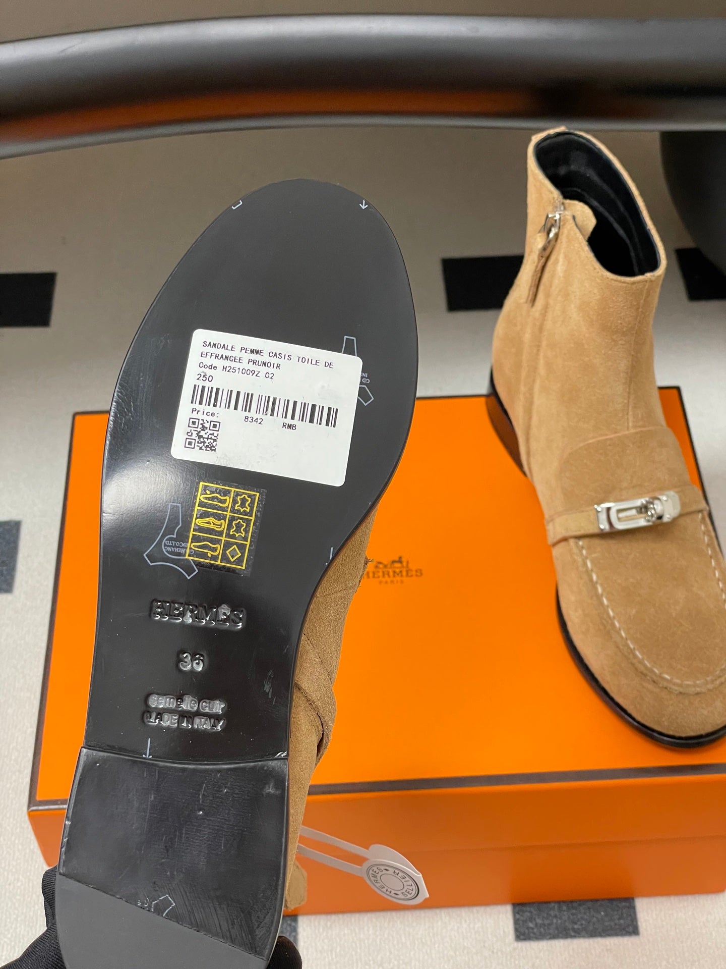 HM  short boots kelly buckle light beige suede