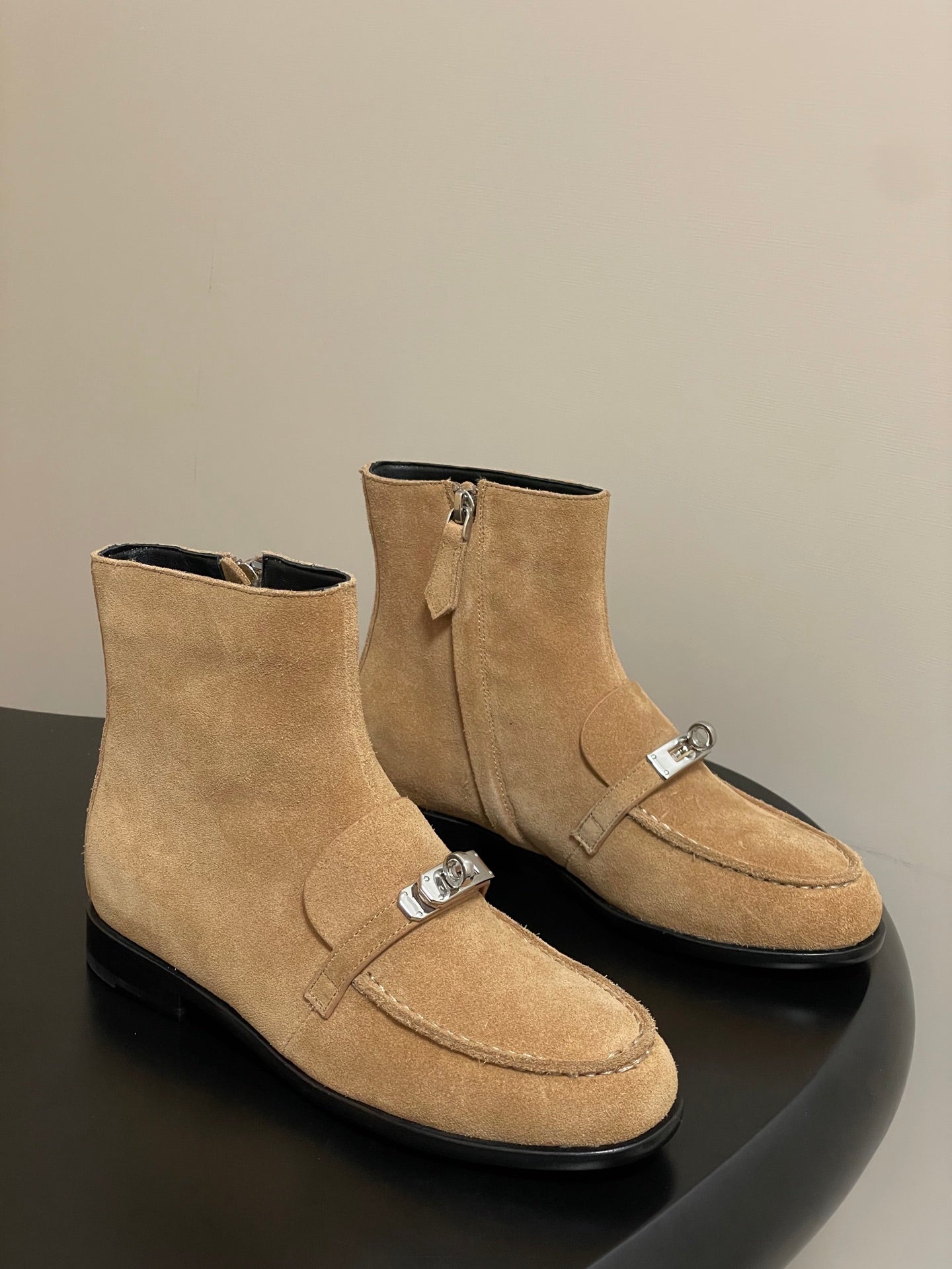 HM  short boots kelly buckle light beige suede