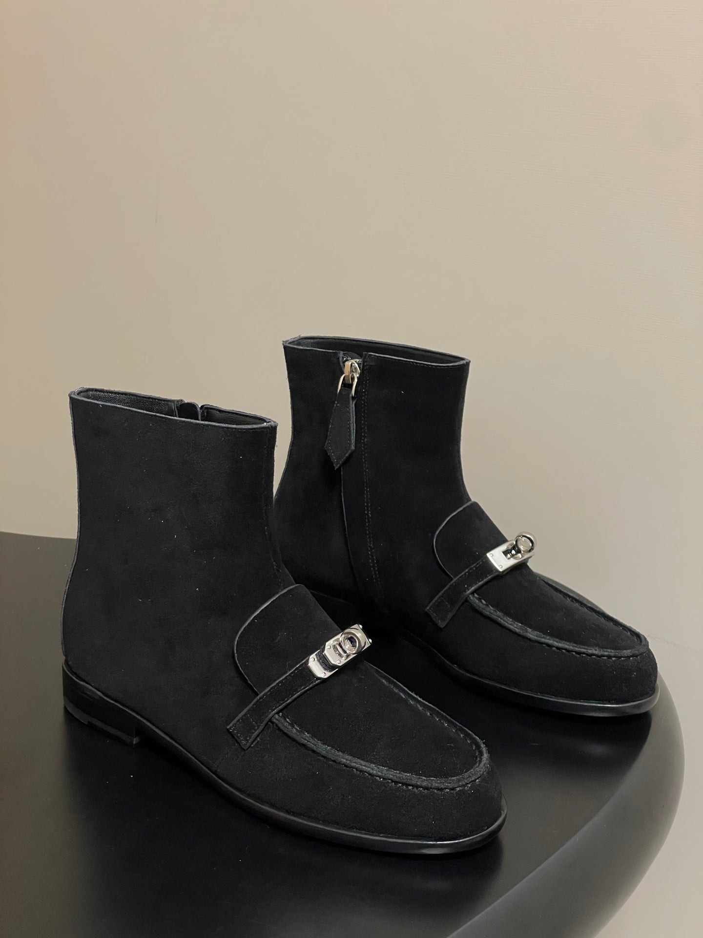 HM  short boots kelly buckle black suede