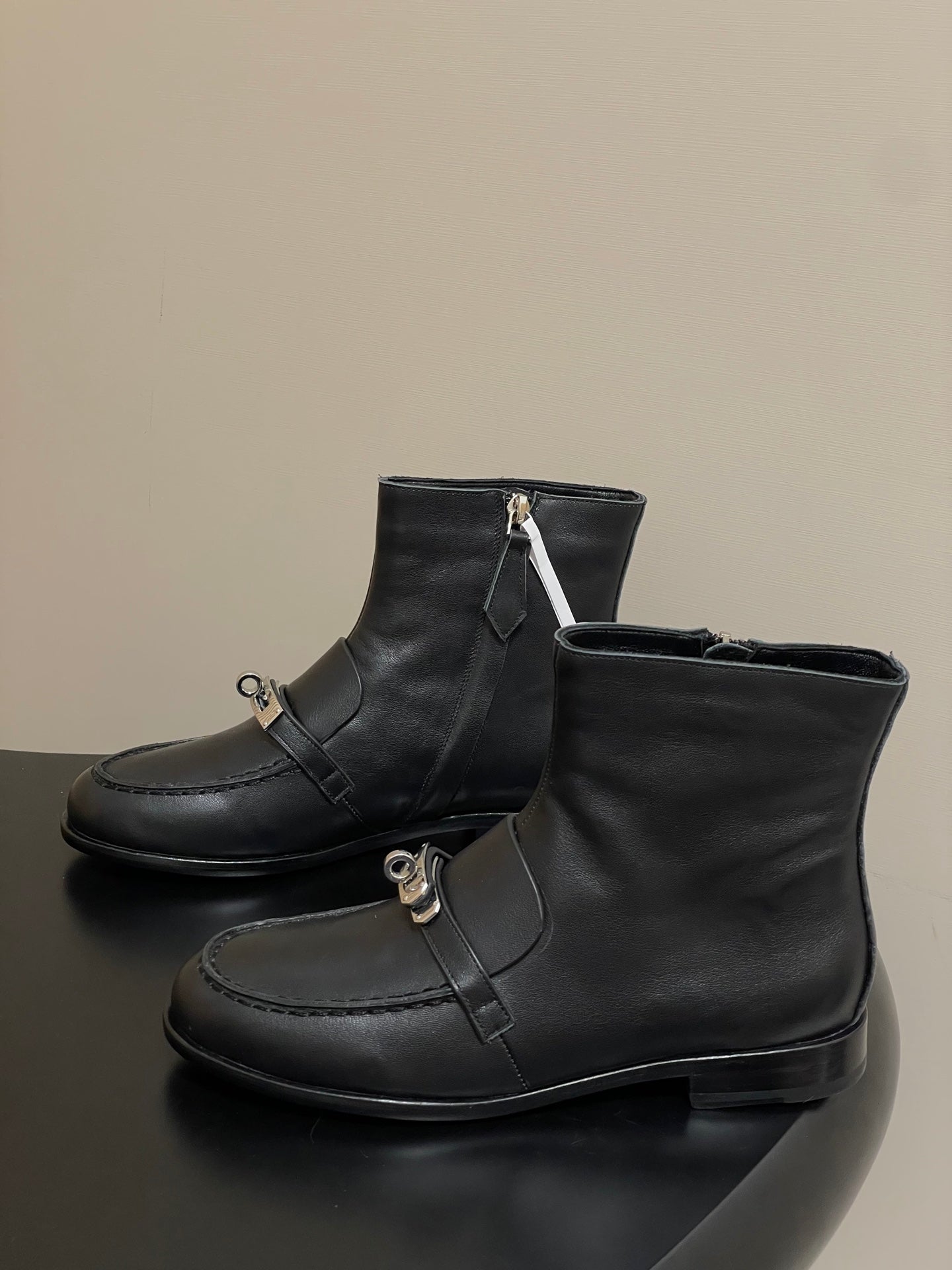 HM  short boots kelly buckle black sheepskin