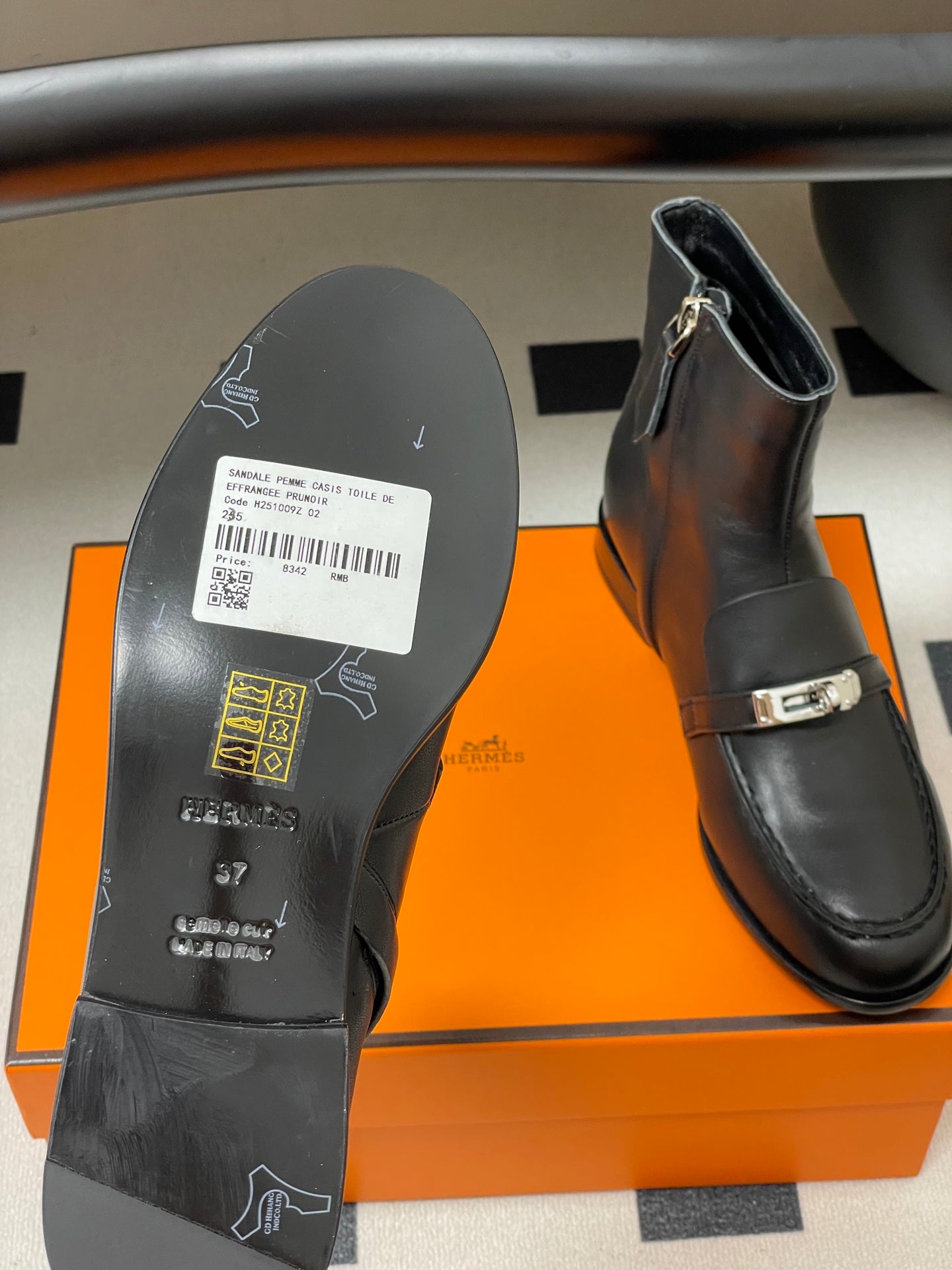 HM  short boots kelly buckle black sheepskin