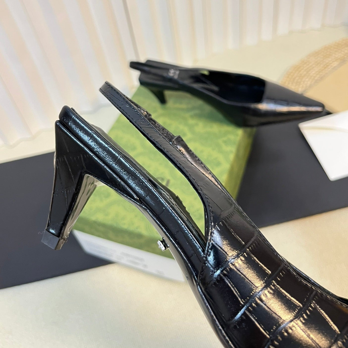 GG Women's G pointed silver-letter Logo slingback Black