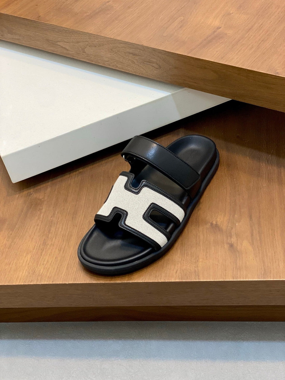 HM Men's Chypre Sandals White Black Cowhide 642697