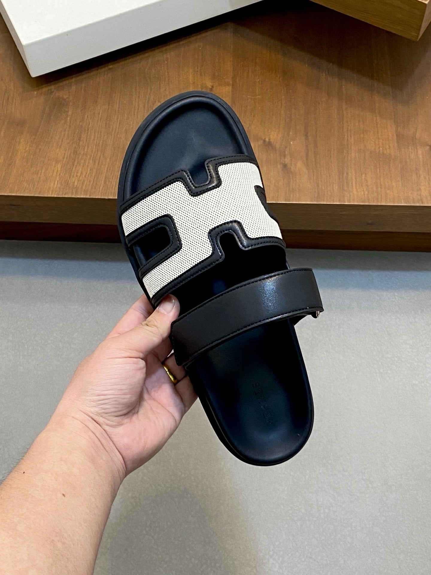 HM Men's Chypre Sandals White Black Cowhide 642697