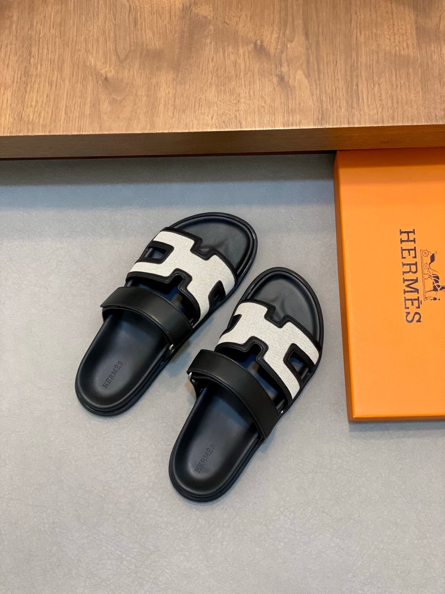 HM Men's Chypre Sandals White Black Cowhide 642697