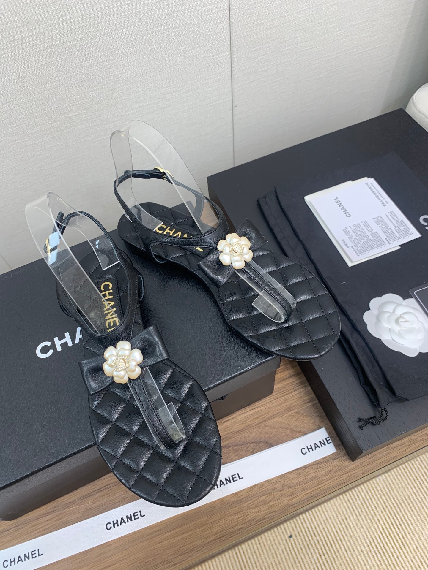 CC THONG SANDAL IN BLACK LAMBSKIN WITH PEARL FLOWER