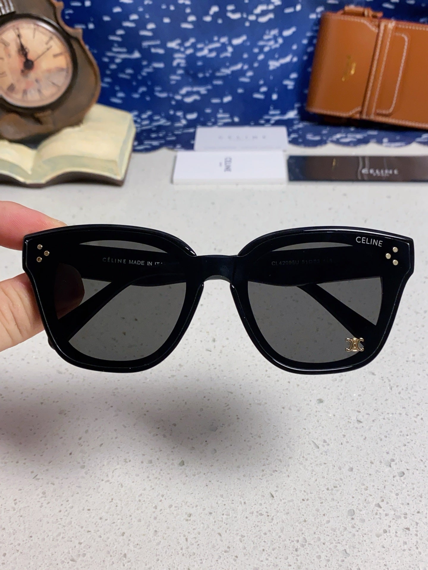 SQUARE SUNGLASS 575845 IN BLACK ACETATE BLACK LENSES