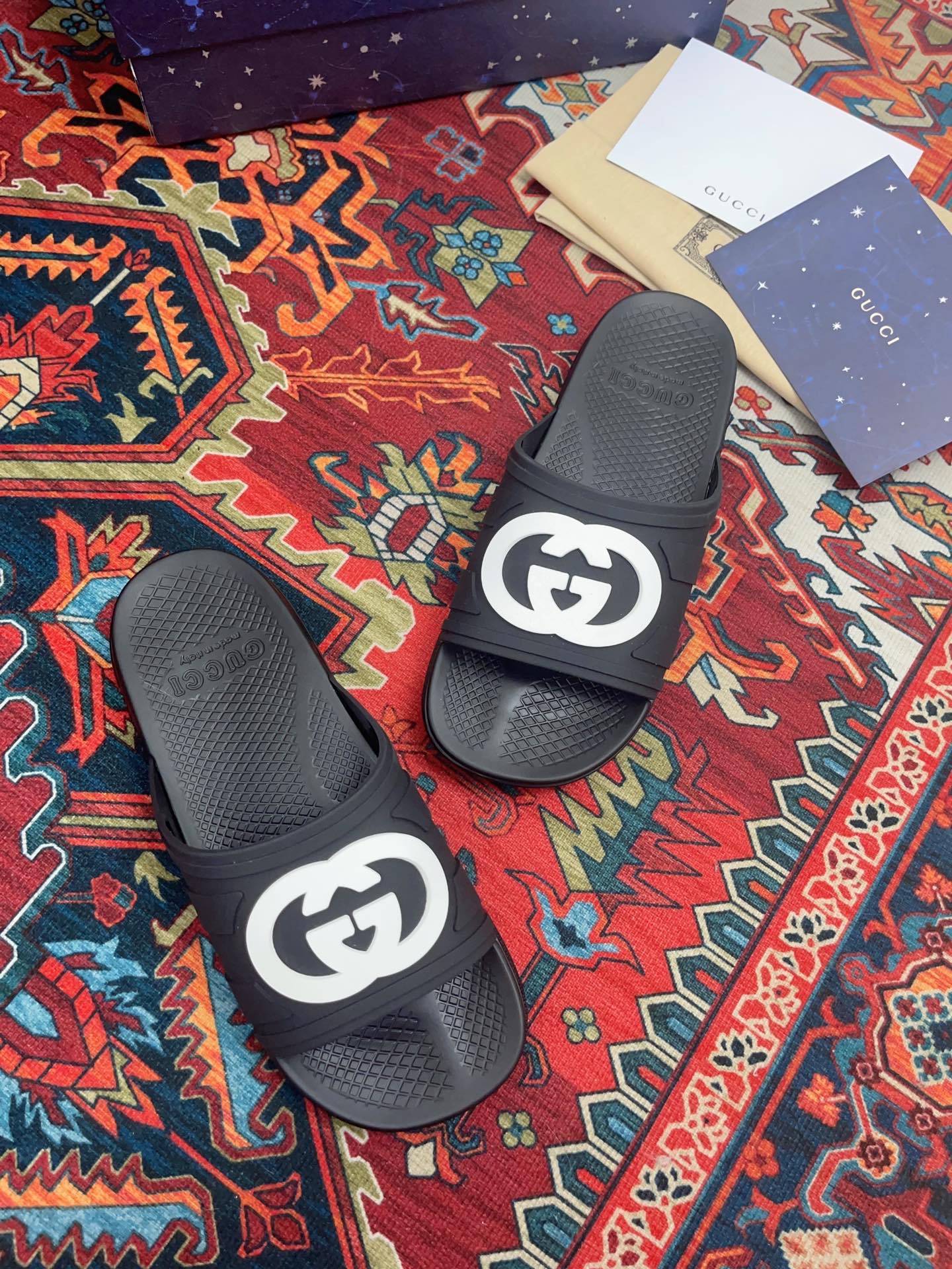 GG INTERLOCKING G SLIDE SANDAL BLACK RUBBER 1