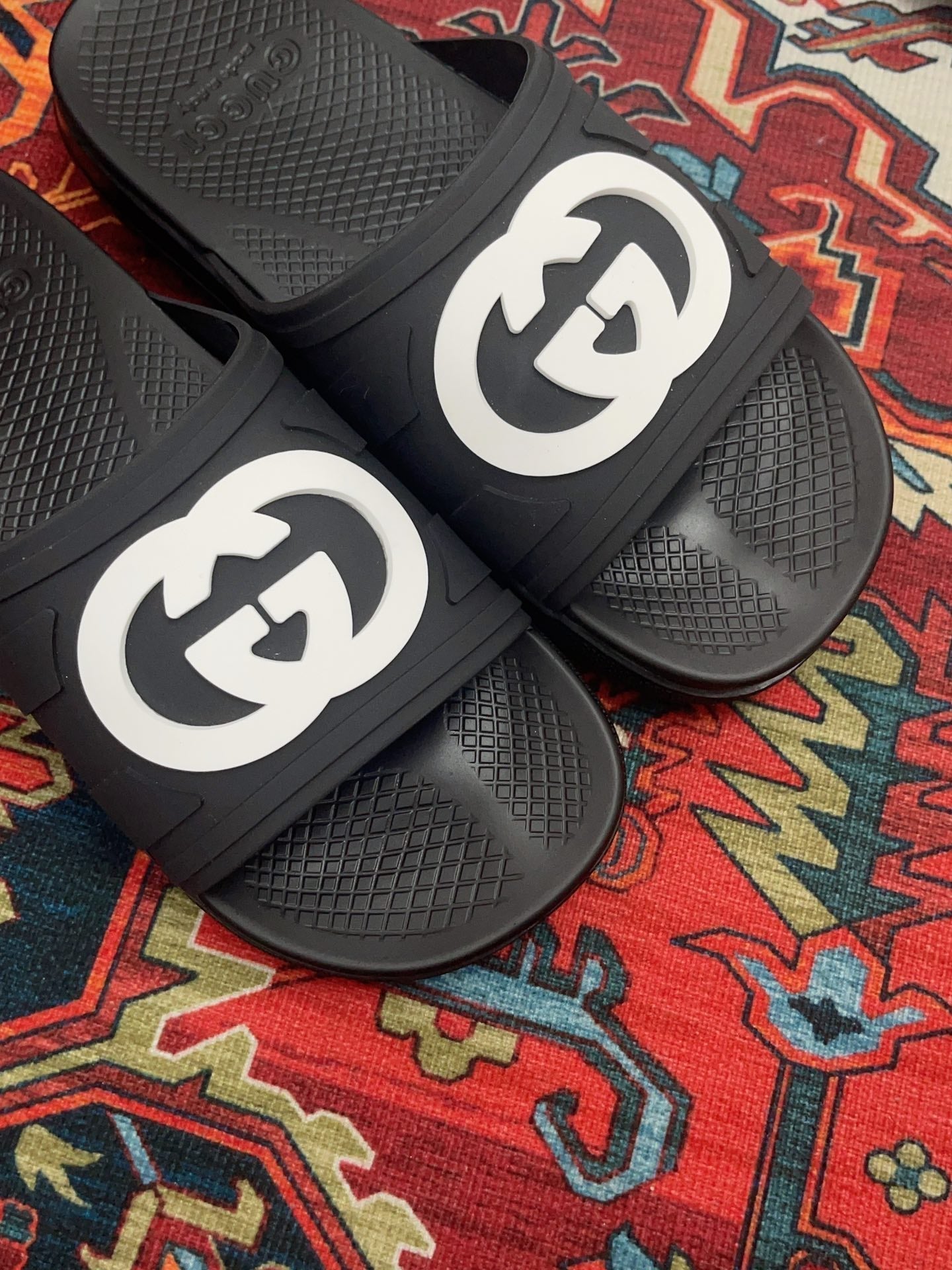 GG INTERLOCKING G SLIDE SANDAL BLACK RUBBER 1