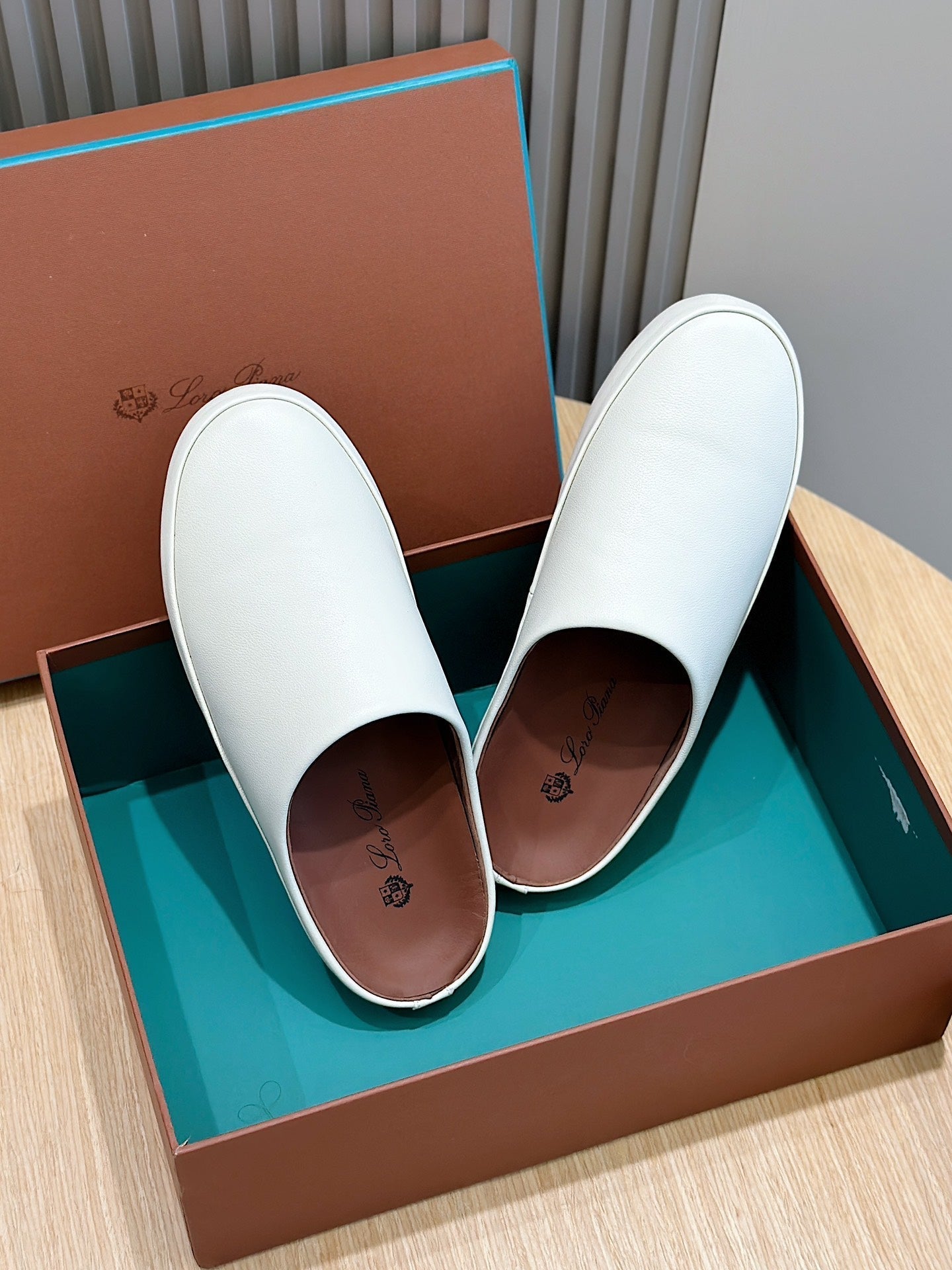 LP TOMORI SABOT MULES WHITE CALFSKIN