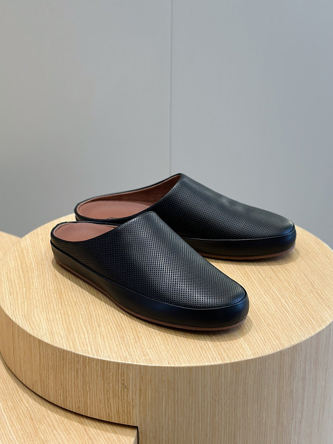 LP TOMORI SABOT MULES BLACK MESH CALFSKIN