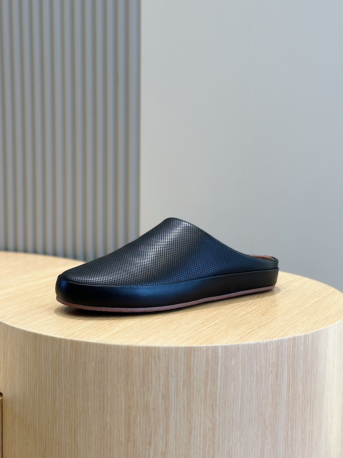 LP TOMORI SABOT MULES BLACK MESH CALFSKIN