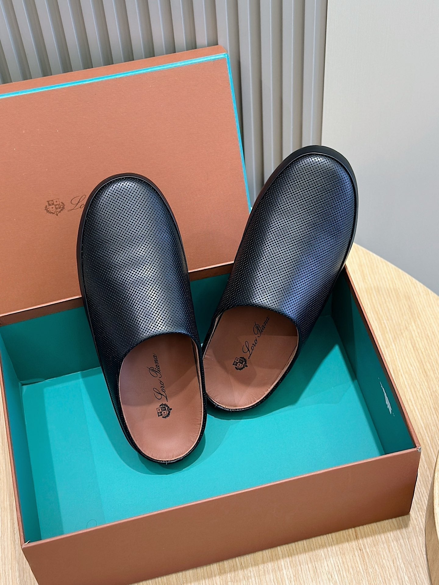 LP TOMORI SABOT MULES BLACK MESH CALFSKIN