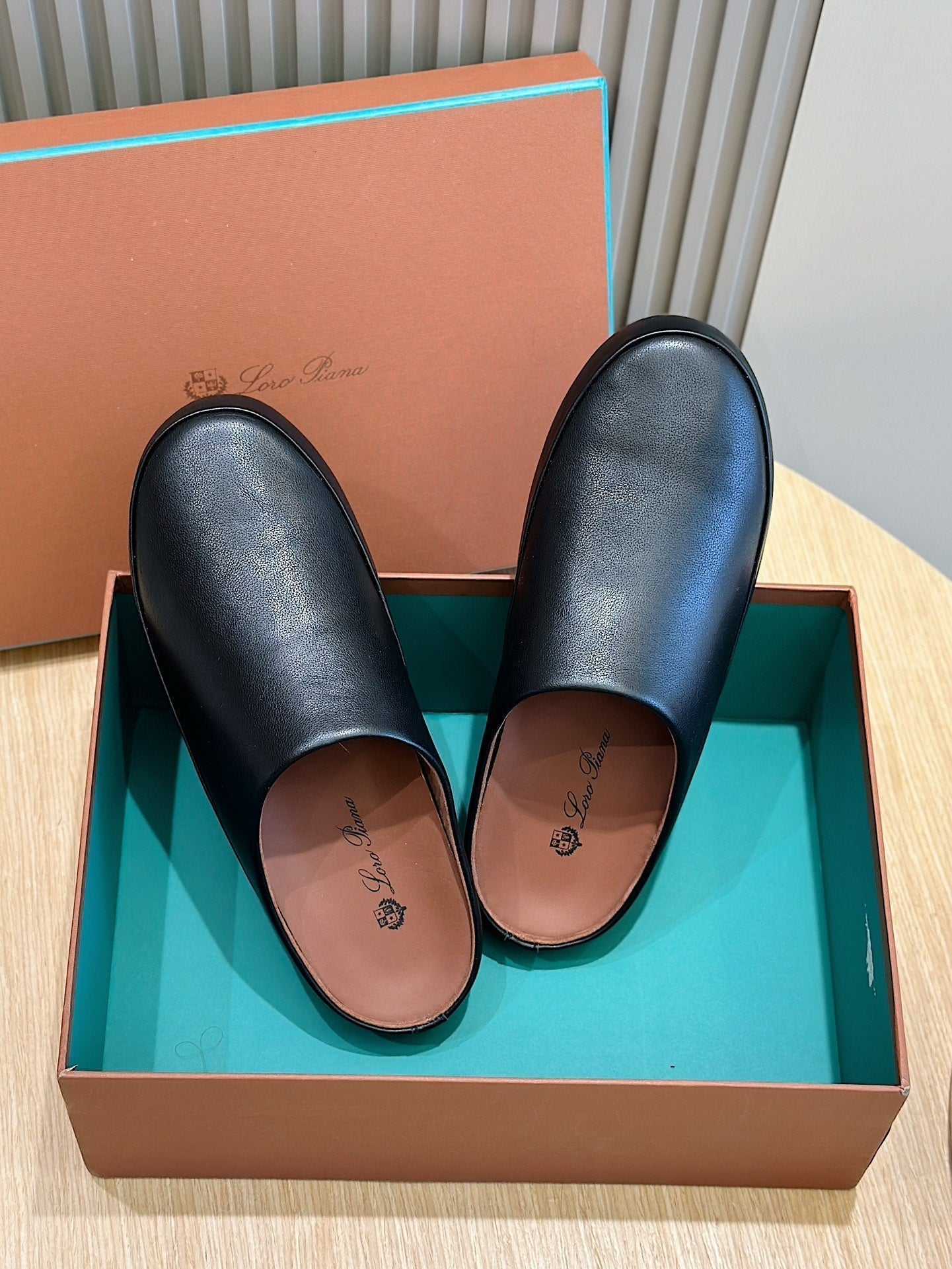 LP TOMORI SABOT MULES BLACK CALFSKIN