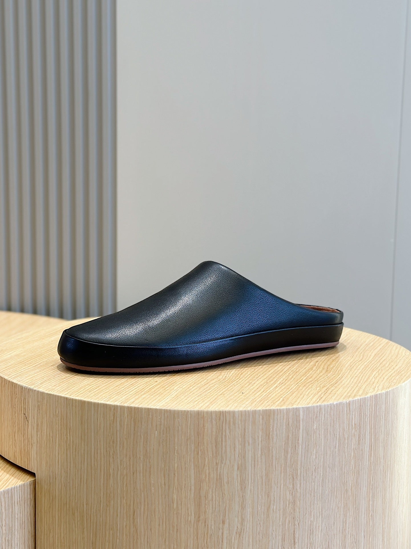 LP TOMORI SABOT MULES BLACK CALFSKIN