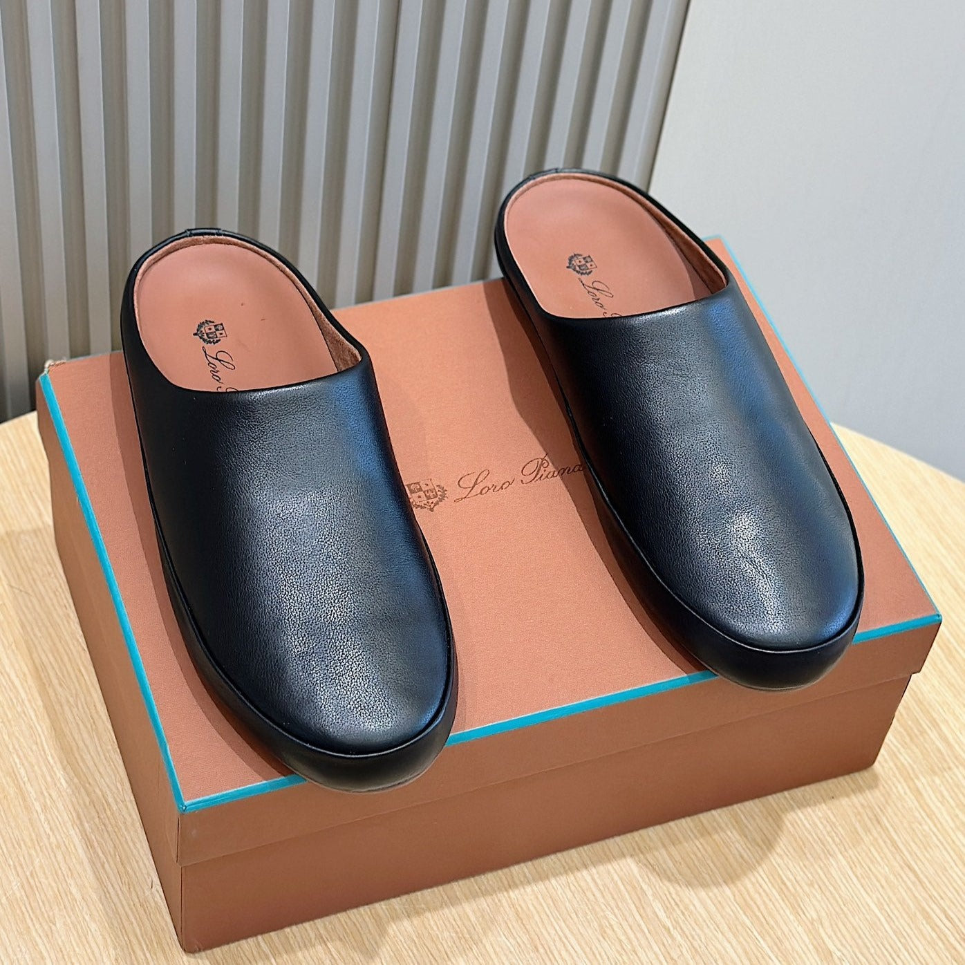 LP TOMORI SABOT MULES BLACK CALFSKIN
