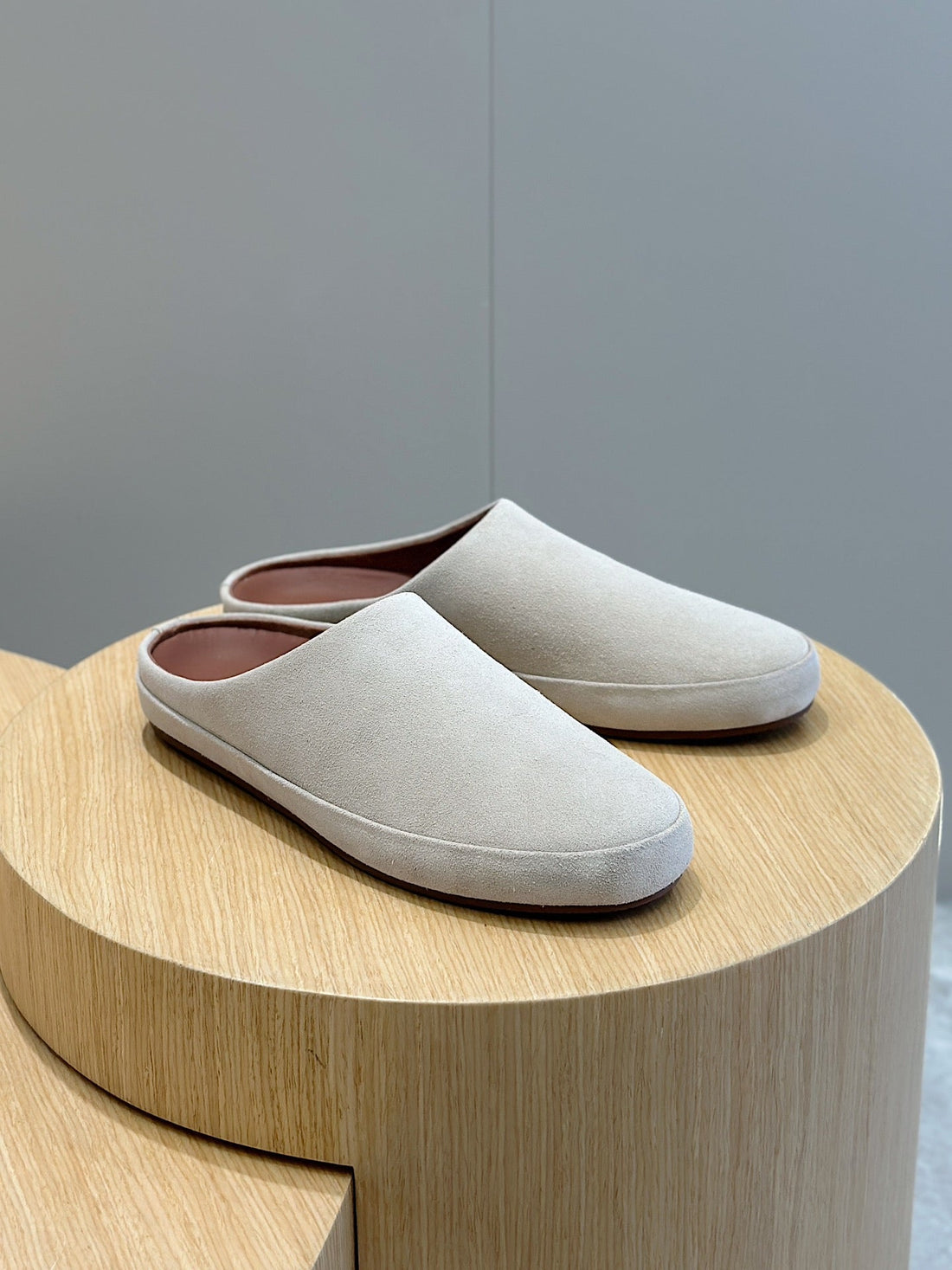 LP TOMORI SABOT MULES CLOUD SUEDE