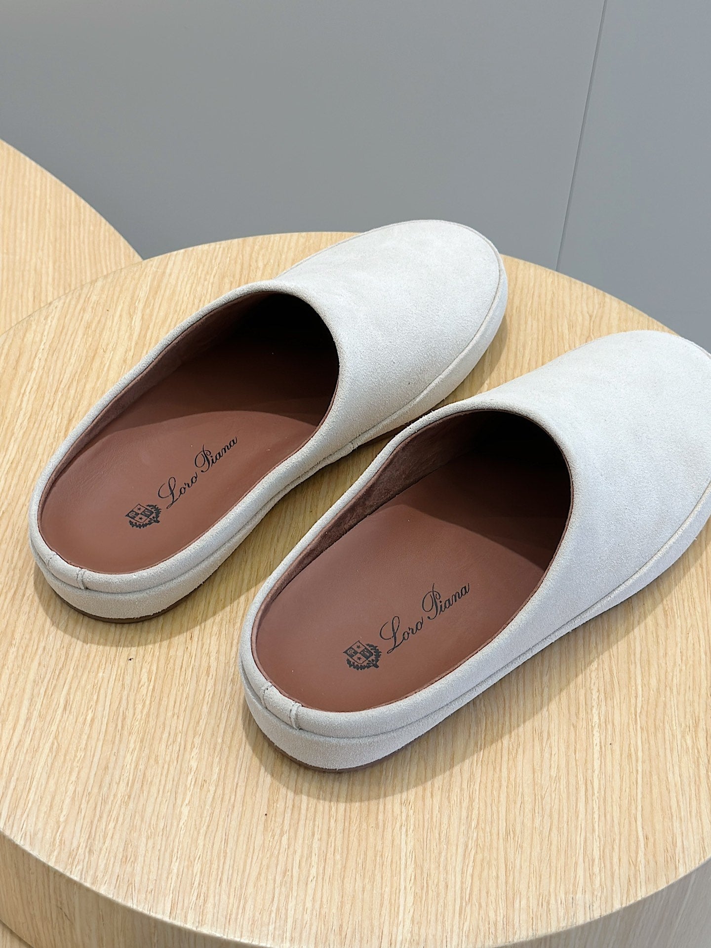 LP TOMORI SABOT MULES CLOUD SUEDE