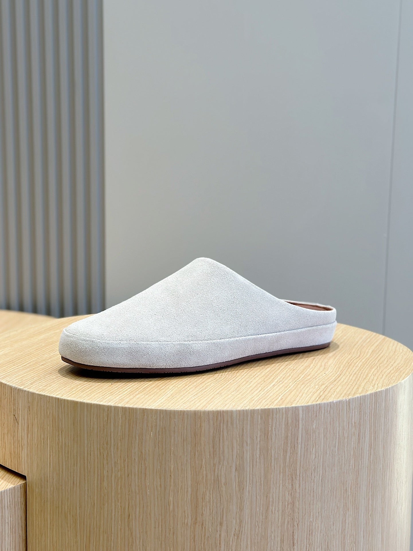 LP TOMORI SABOT MULES CLOUD SUEDE