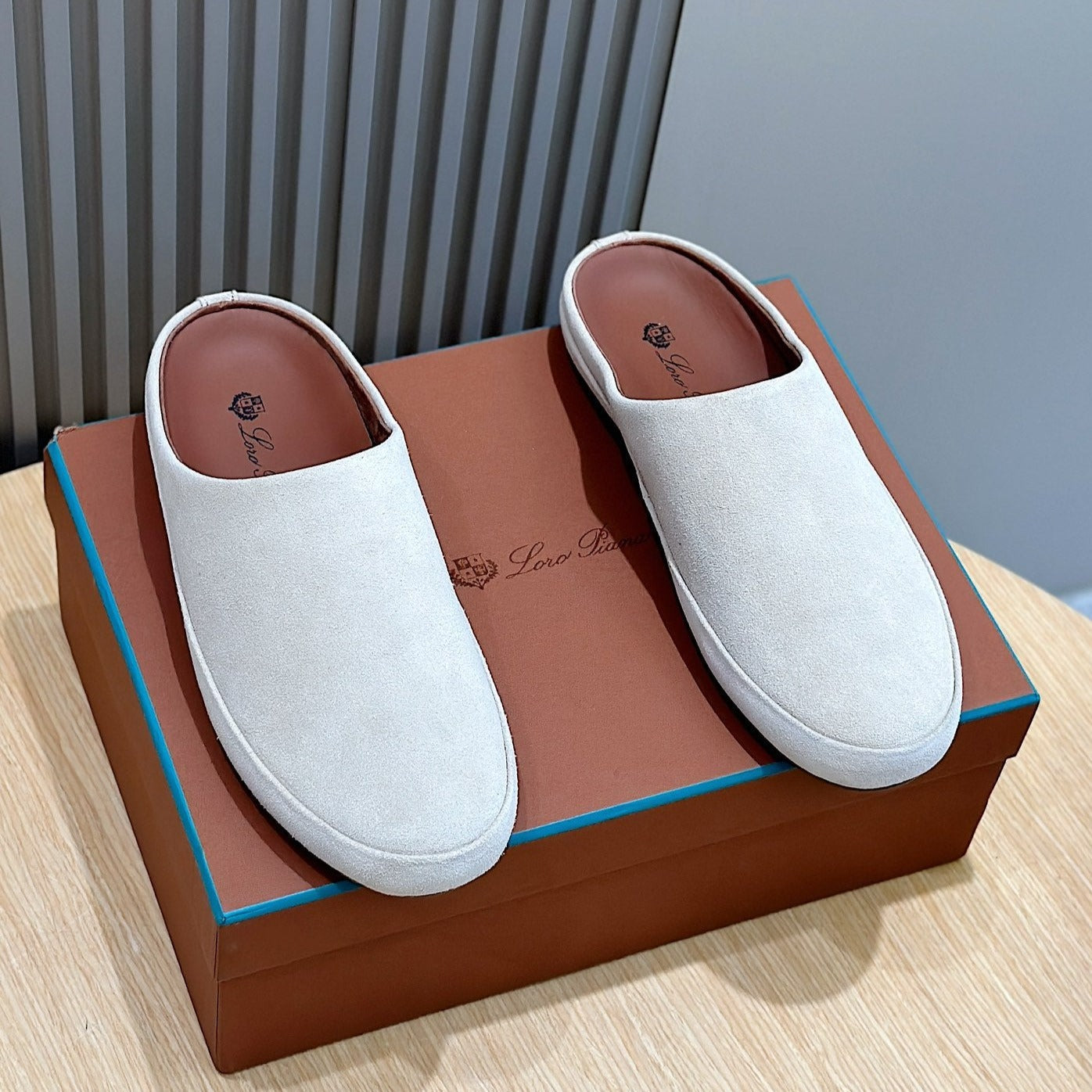 LP TOMORI SABOT MULES CLOUD SUEDE