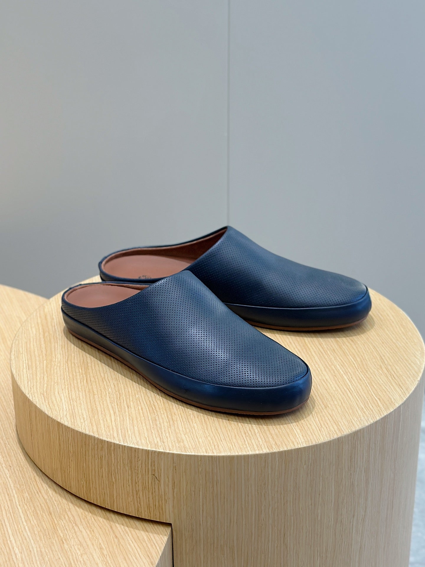 LP TOMORI SABOT MULES NAVY MESH CALFSKIN