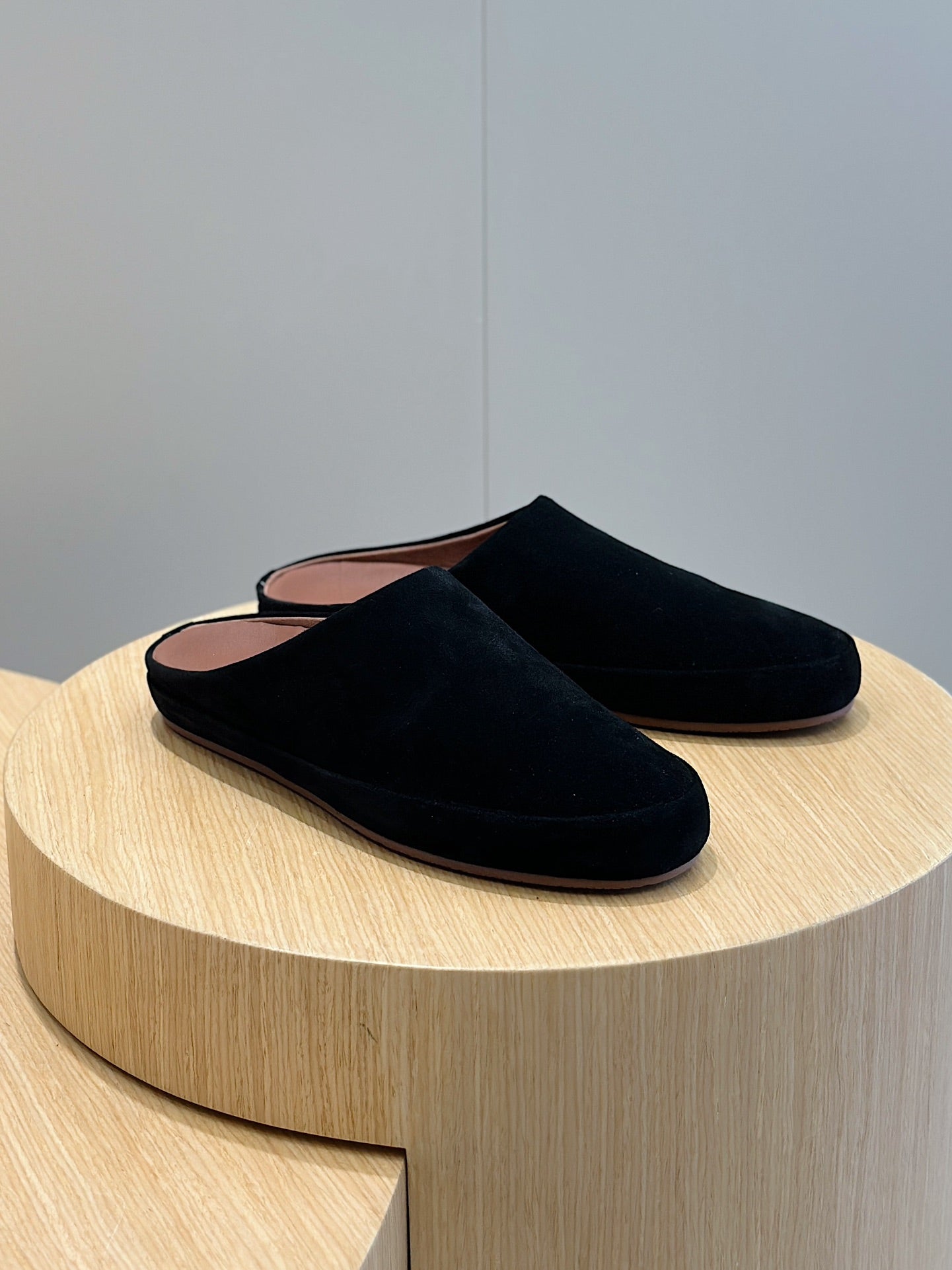 LP TOMORI SABOT MULES BLACK SUEDE